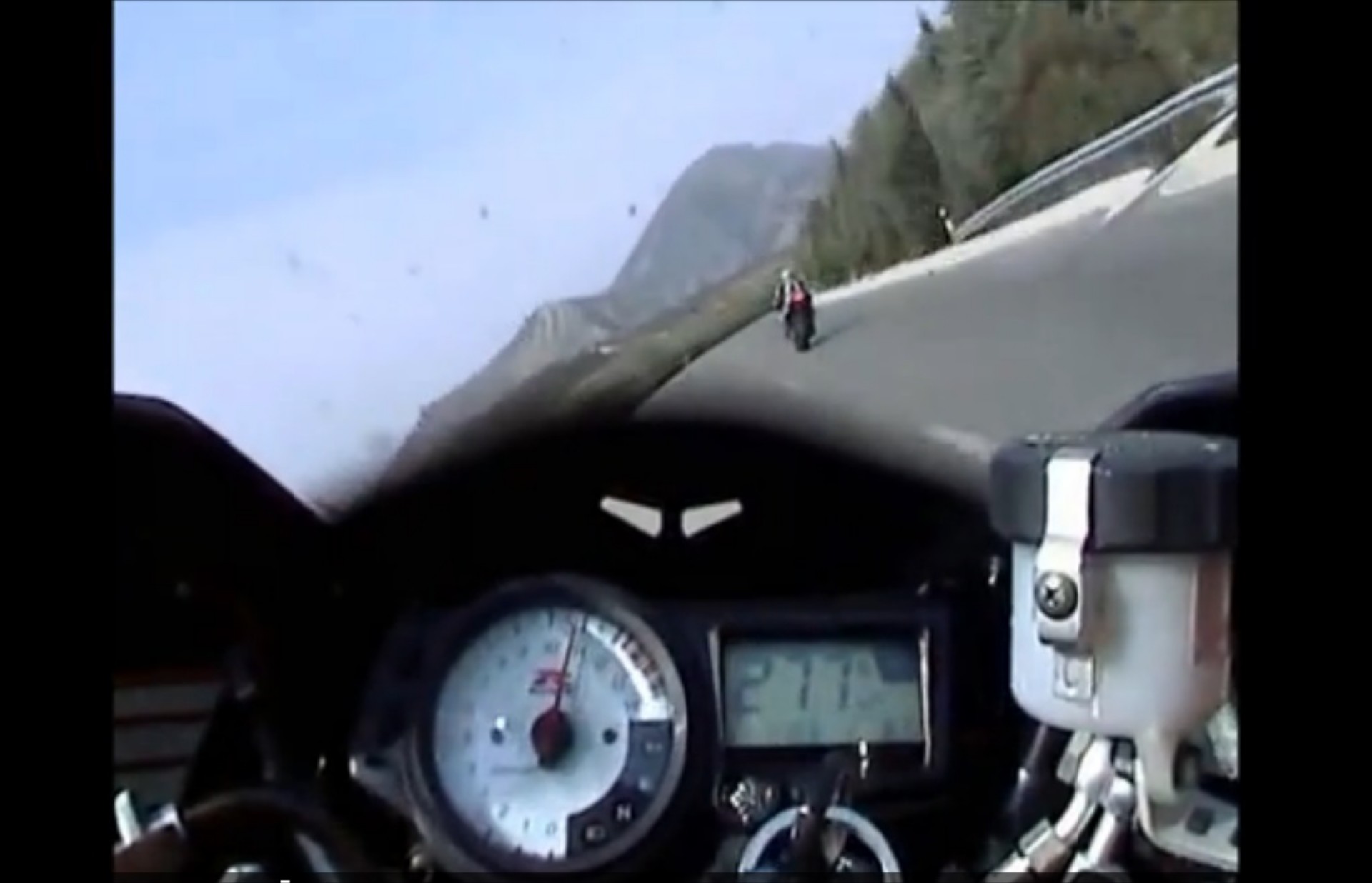 Video: Έλληνας αναβάτης αποφεύγει σύγκρουση με 270km/h

