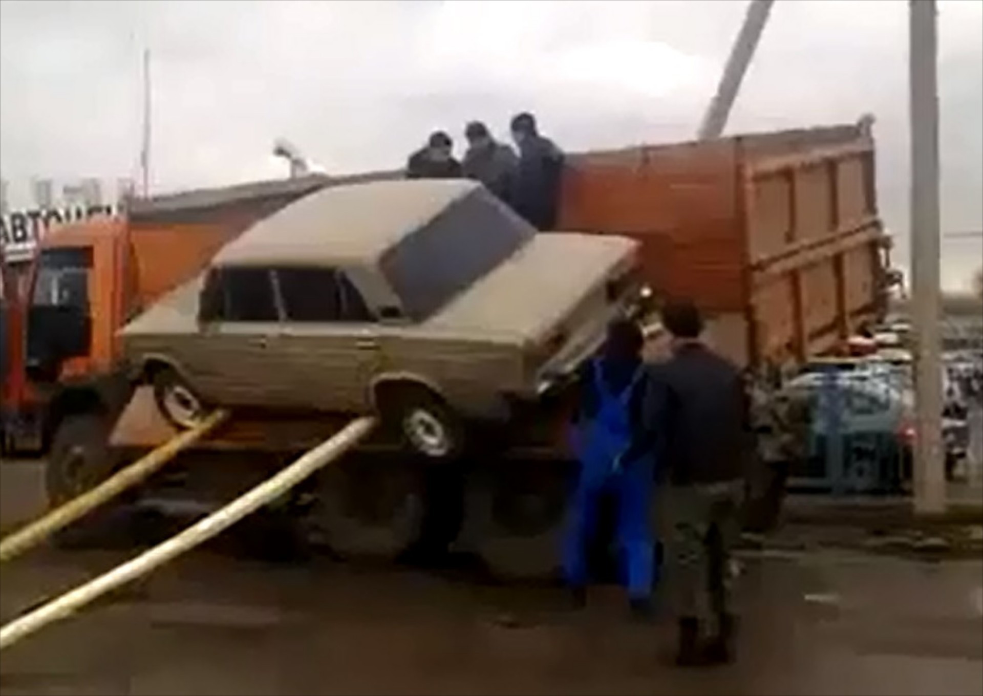 VIDEO: Πώς να ΜΗΝ φορτώνεις αυτοκίνητο σε φορτηγό