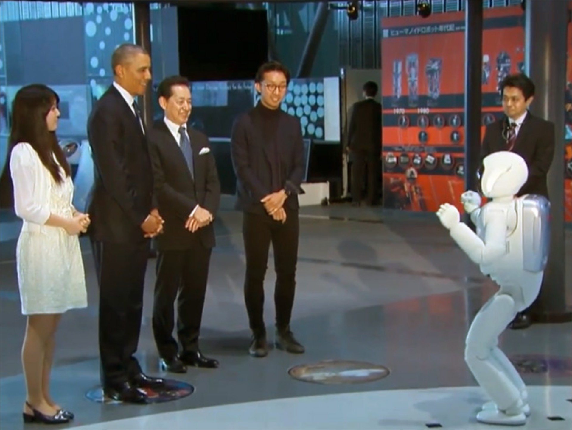 Ο Ομπάμα παίζει μπάλα με τον Asimo της Honda (video)