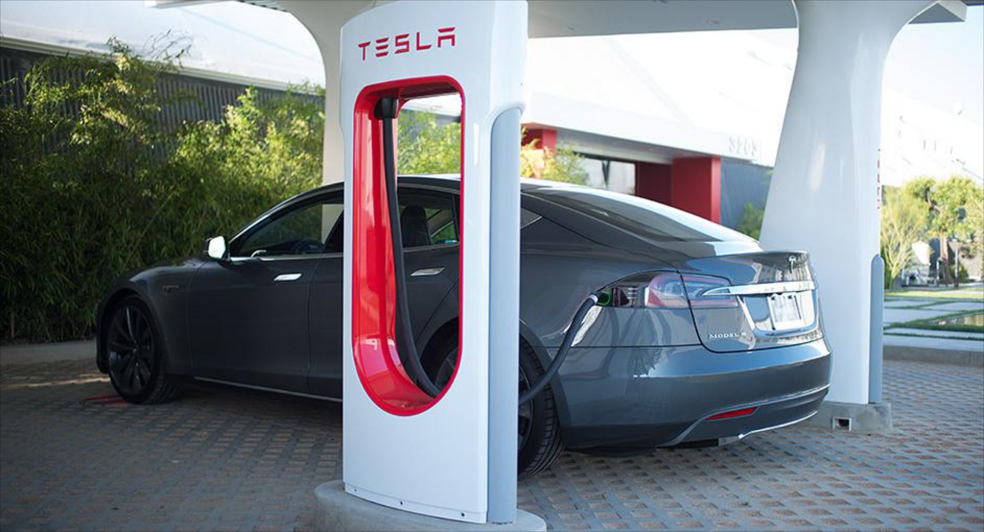 Συνεργασία BMW - Tesla για το δίκτυο ταχυφορτιστών

