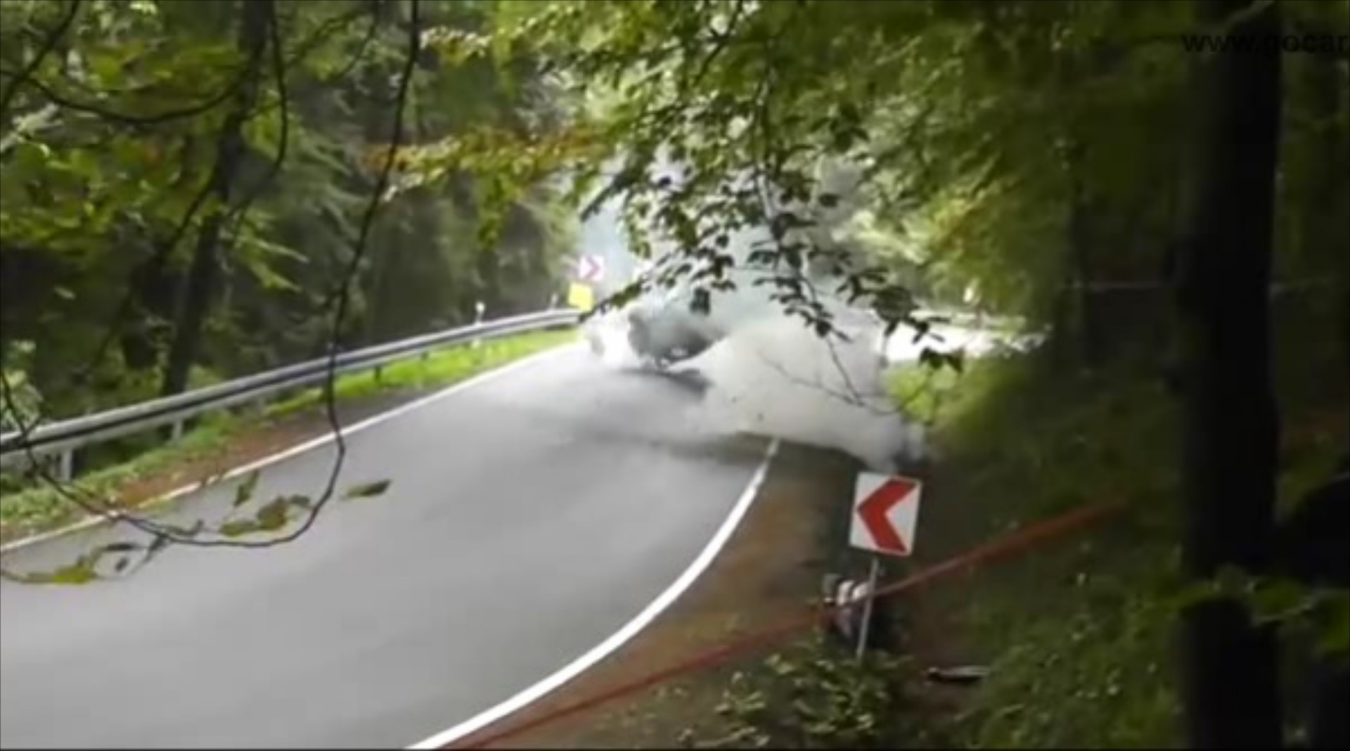 Video: Ολική καταστροφή για Mitsubishi EVO σε ράλλυ