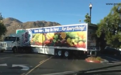 Video: Νταλίκα κάνει μανούβρα πάνω από δέντρο

