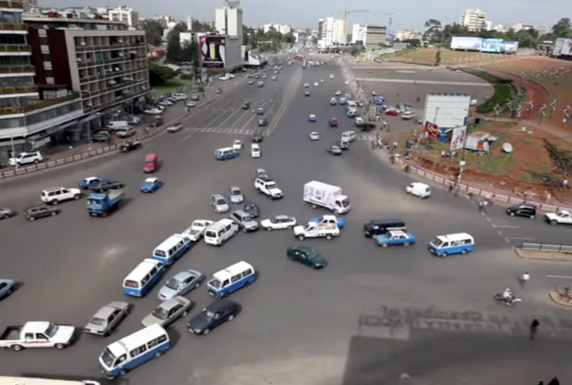 Video: Απόλυτο χάος σε διασταύρωση στην Addis Ababa

