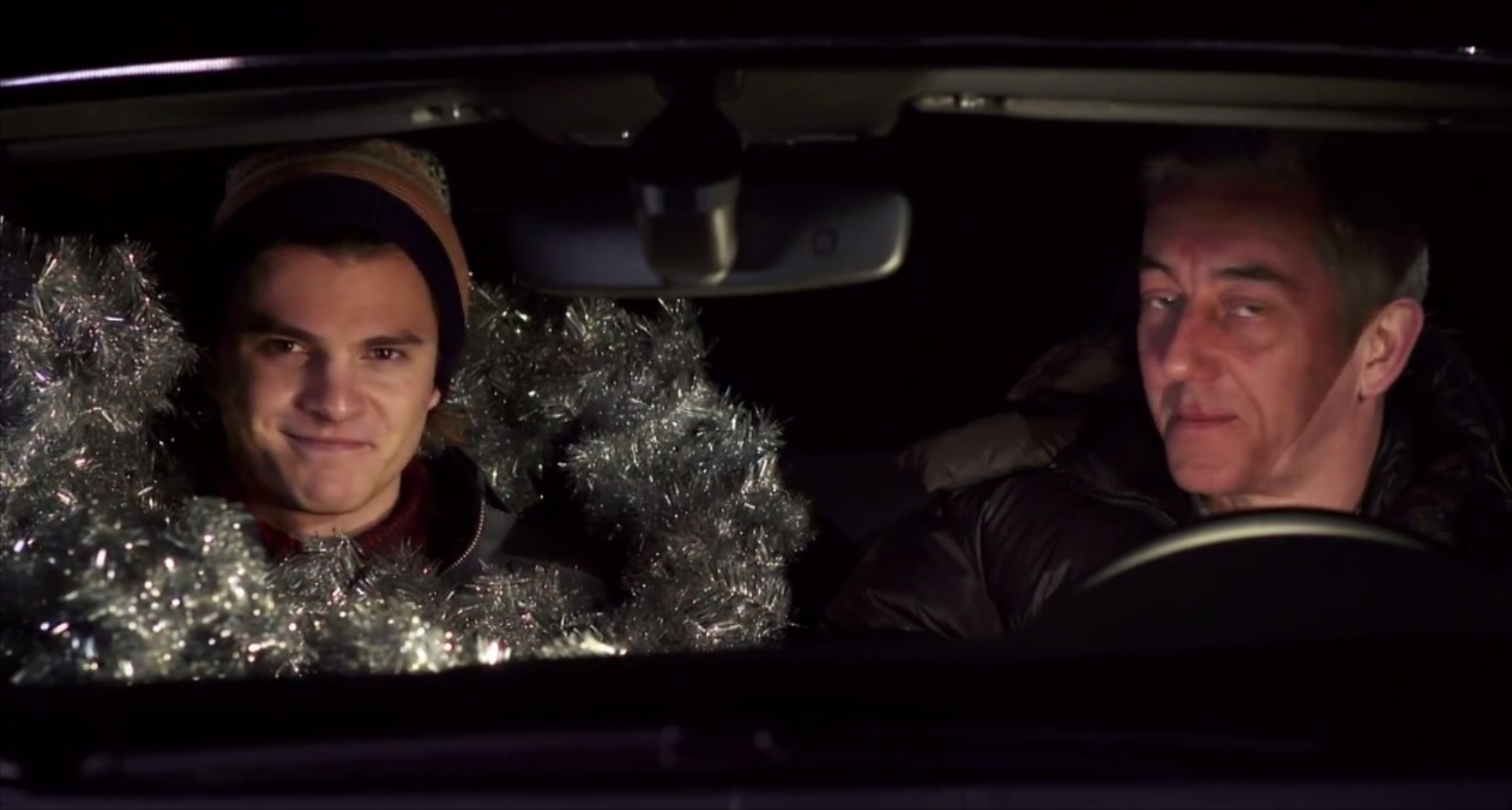 Στολίζοντας δέντρο με τσίτα τα γκάζια (VIDEO)