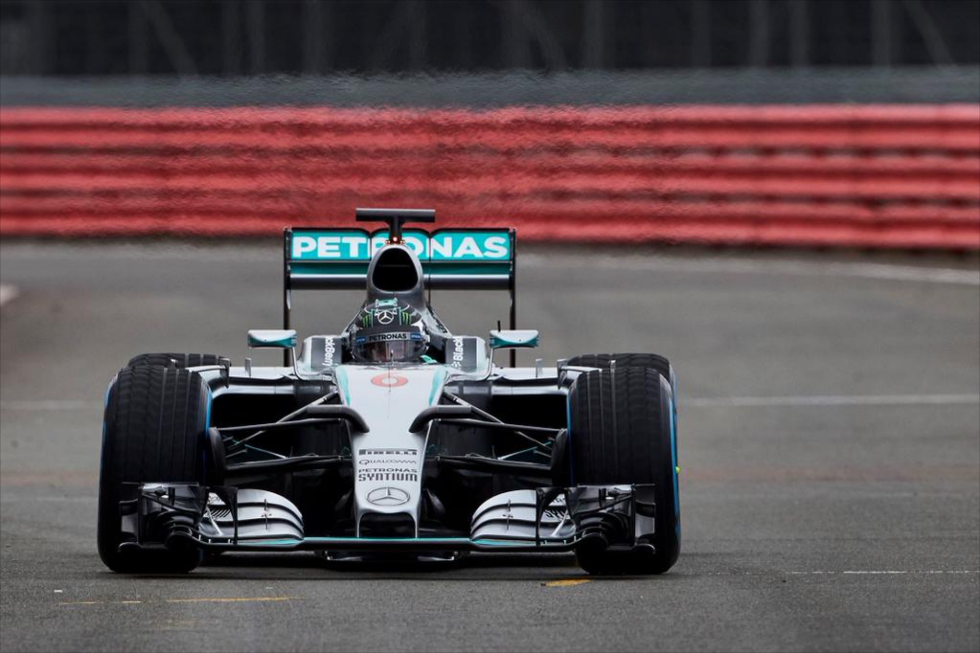 Η Mercedes W06 έκανε τα πρώτα χιλιόμετρα