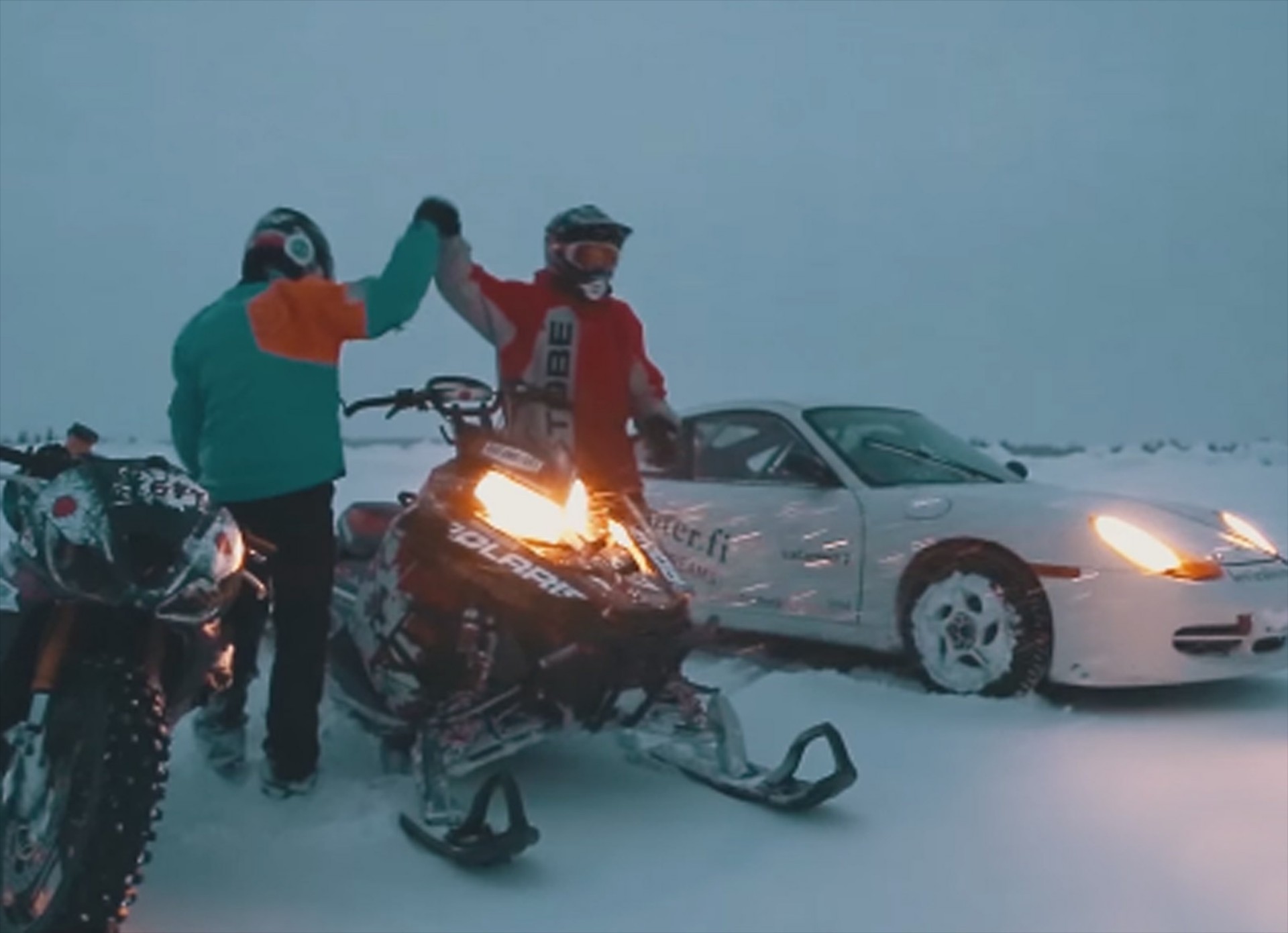 Porsche, μοτοσικλέτα και snowmobile driftάρουν μαζί (VIDEO)