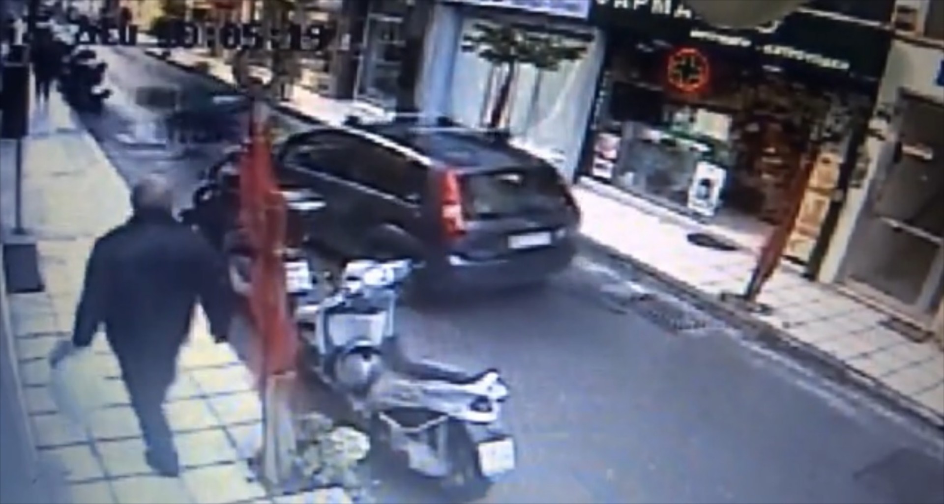Μοτοσικλέτα εισέβαλε σε βιτρίνα στο Ηράκλειο (VIDEO)