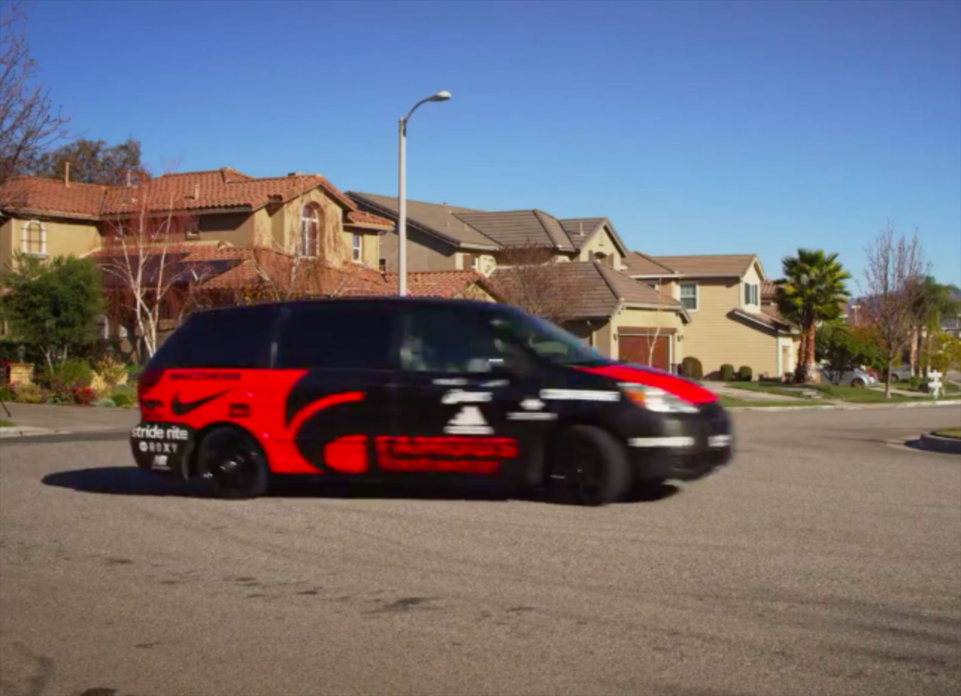 Μαμά που… driftάρει με minivan (VIDEO)