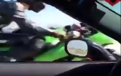Είδατε τον μοτοσικλετιστή; (VIDEO)