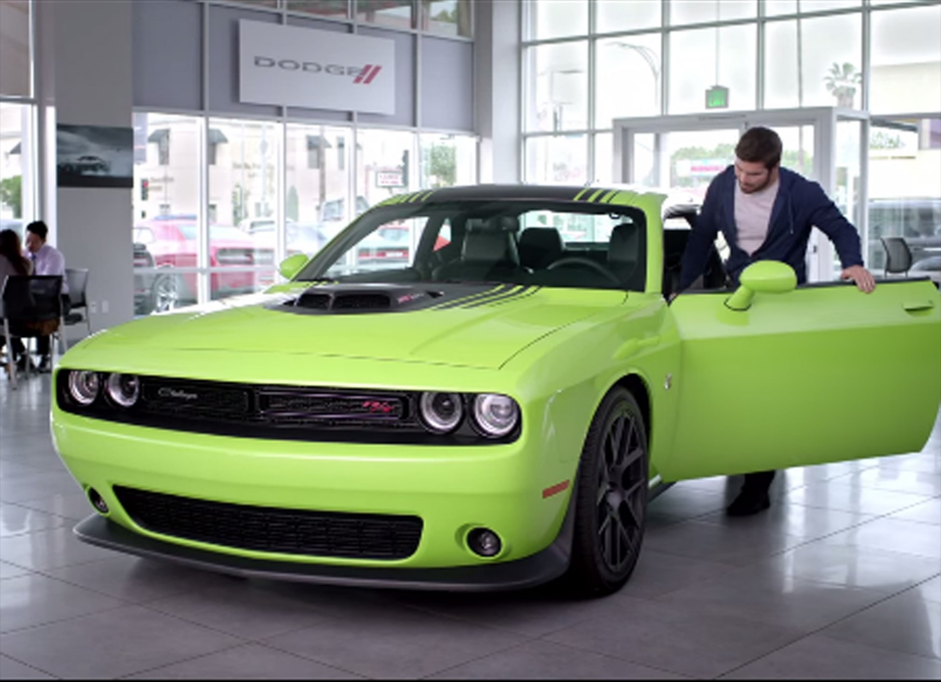 Έτσι νιώθεις όταν κάθεσαι μέσα σε Dodge Challenger; (VIDEO)