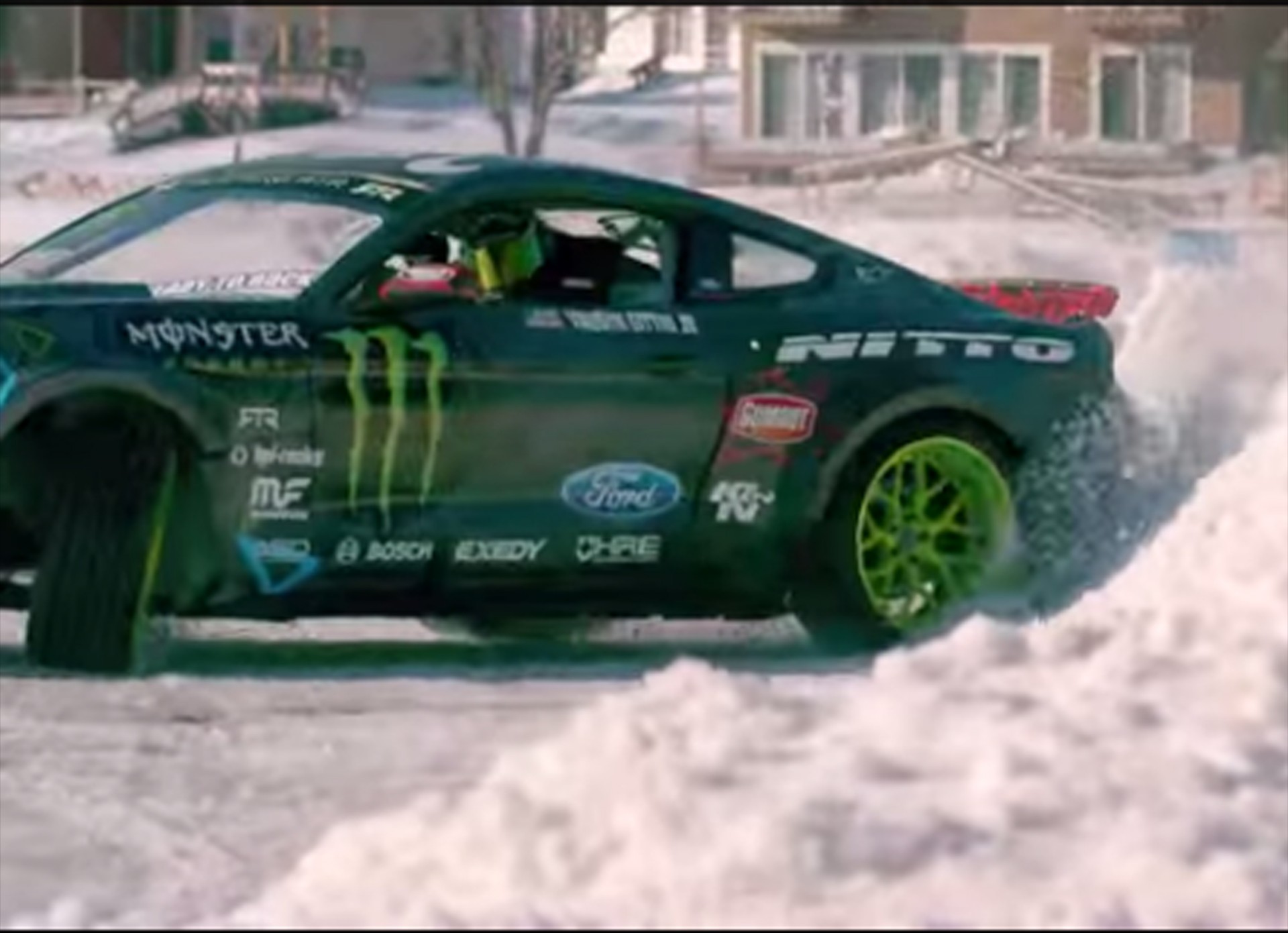 Η νέα Mustang driftάρει στον πάγο (VIDEO)
