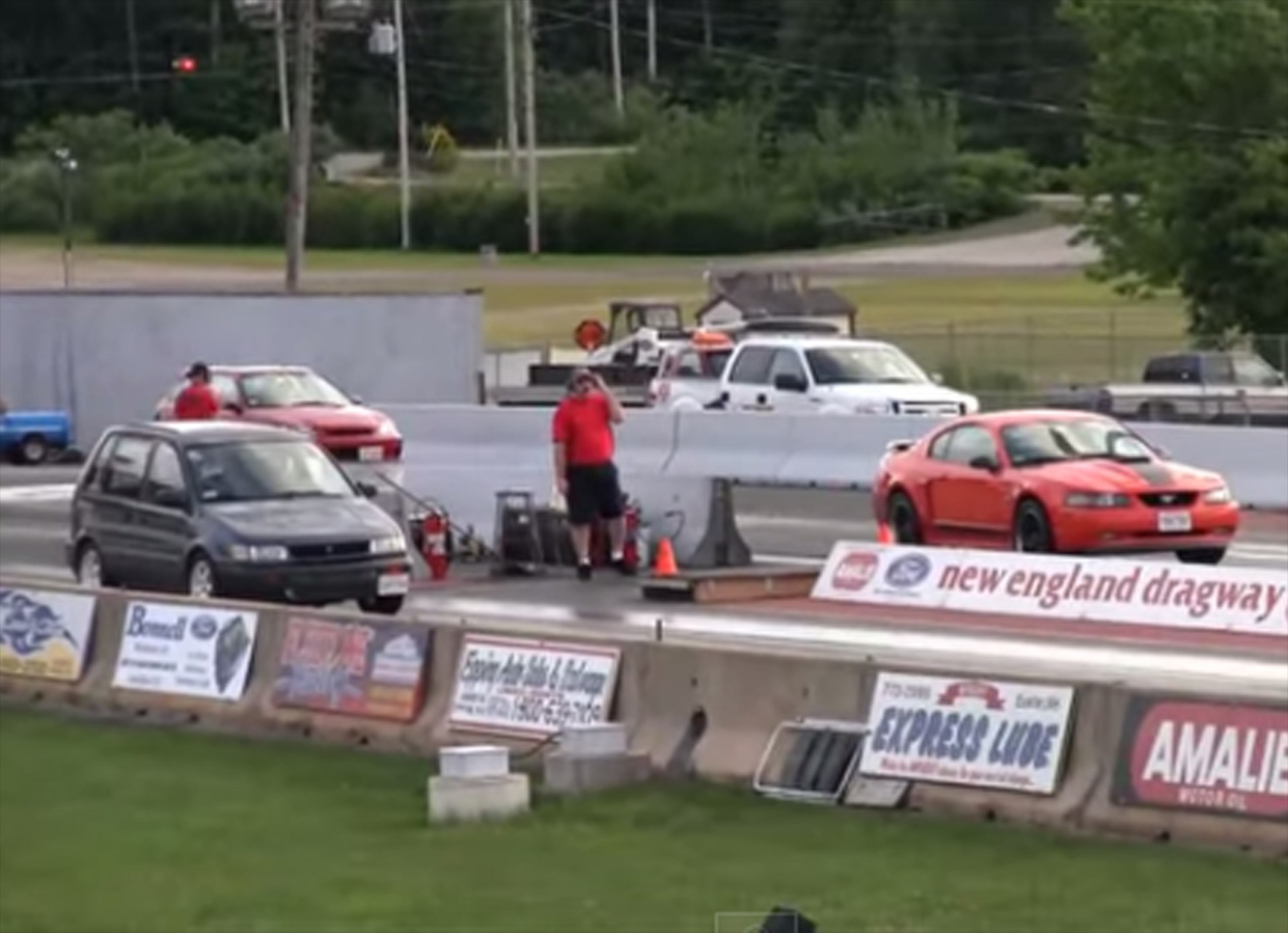 MPV εναντίον Mustang & Supra (VIDEO)