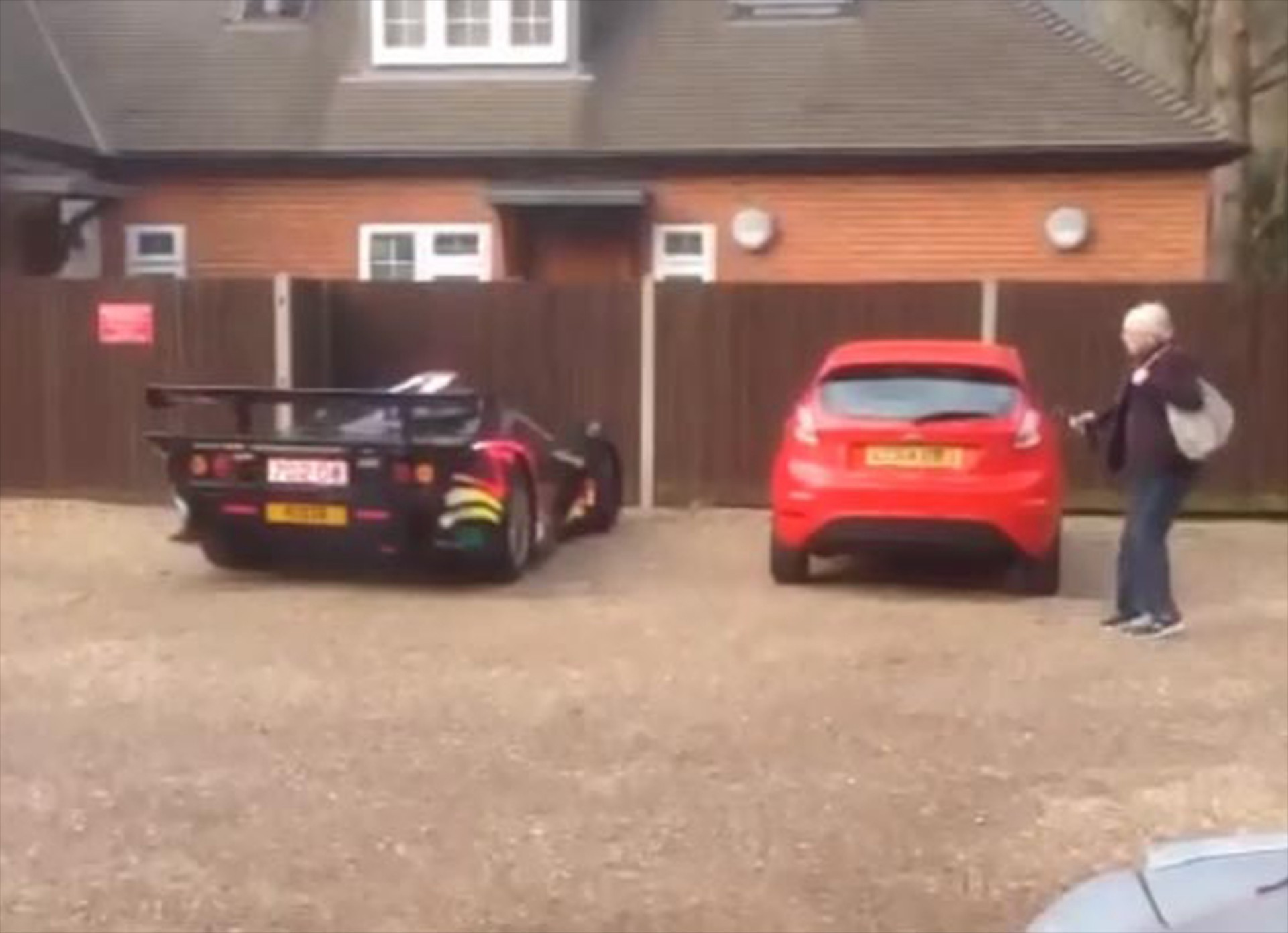 McLaren τρομάζει ηλικιωμένη κυρία (VIDEO)