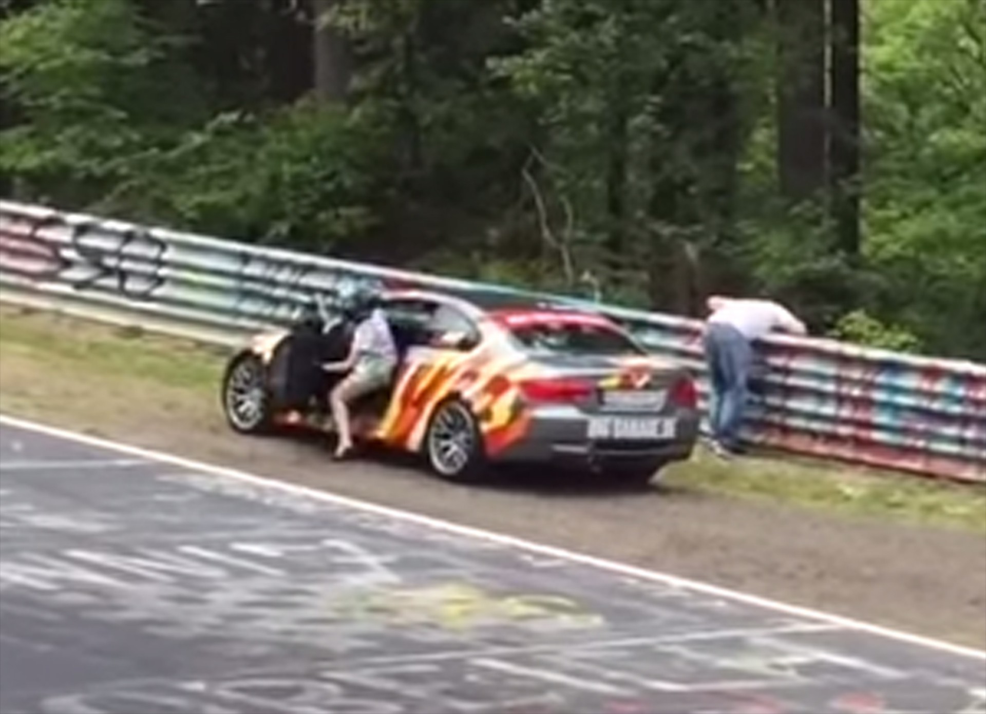 Κοπέλα με τακούνια «ανακατεύει» τον συνοδηγό της (VIDEO)