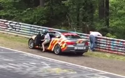 Κοπέλα με τακούνια «ανακατεύει» τον συνοδηγό της (VIDEO)