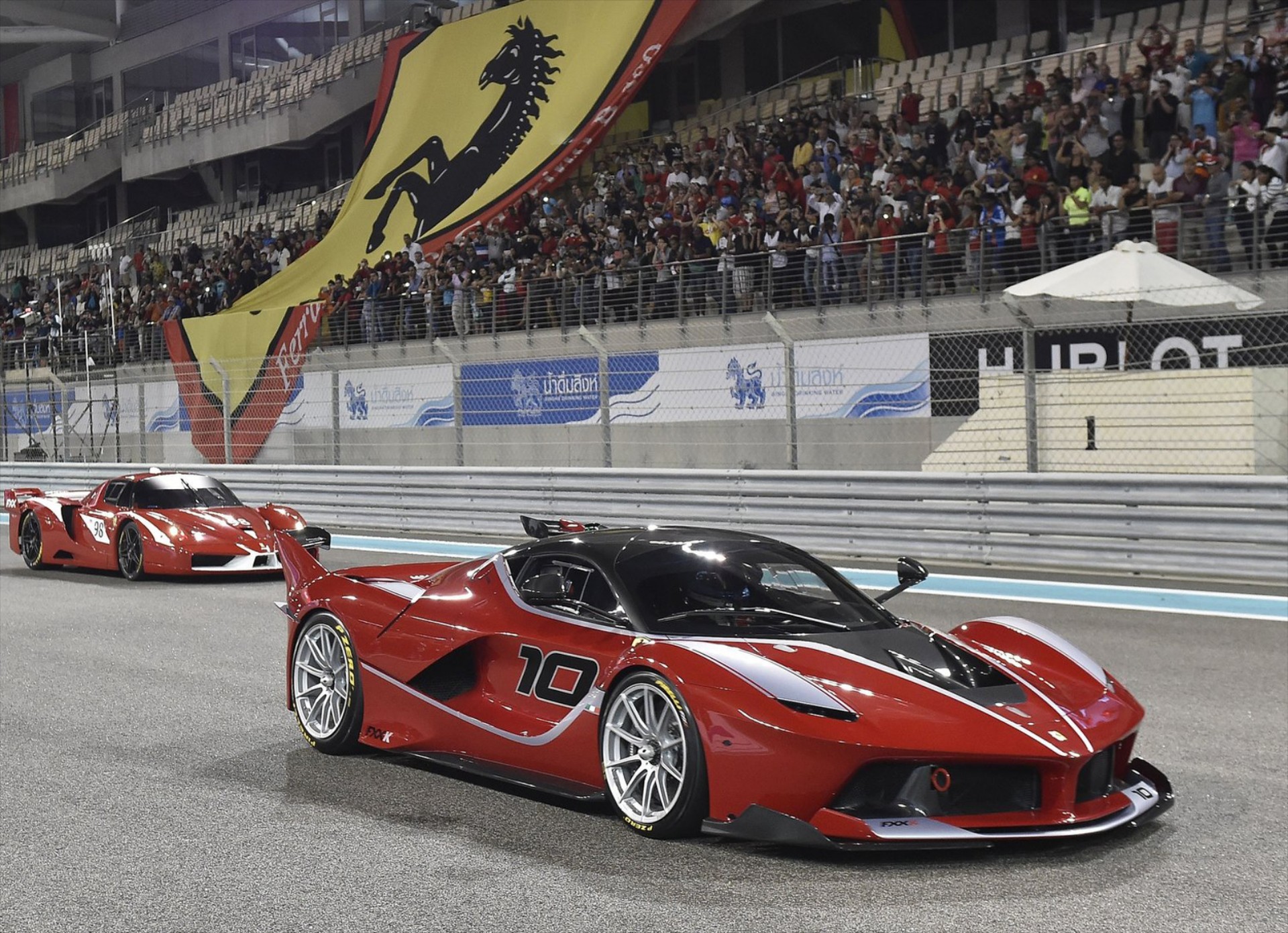 4 σπάνιες Ferrari FXX K μέσα στην πίστα (VIDEO)