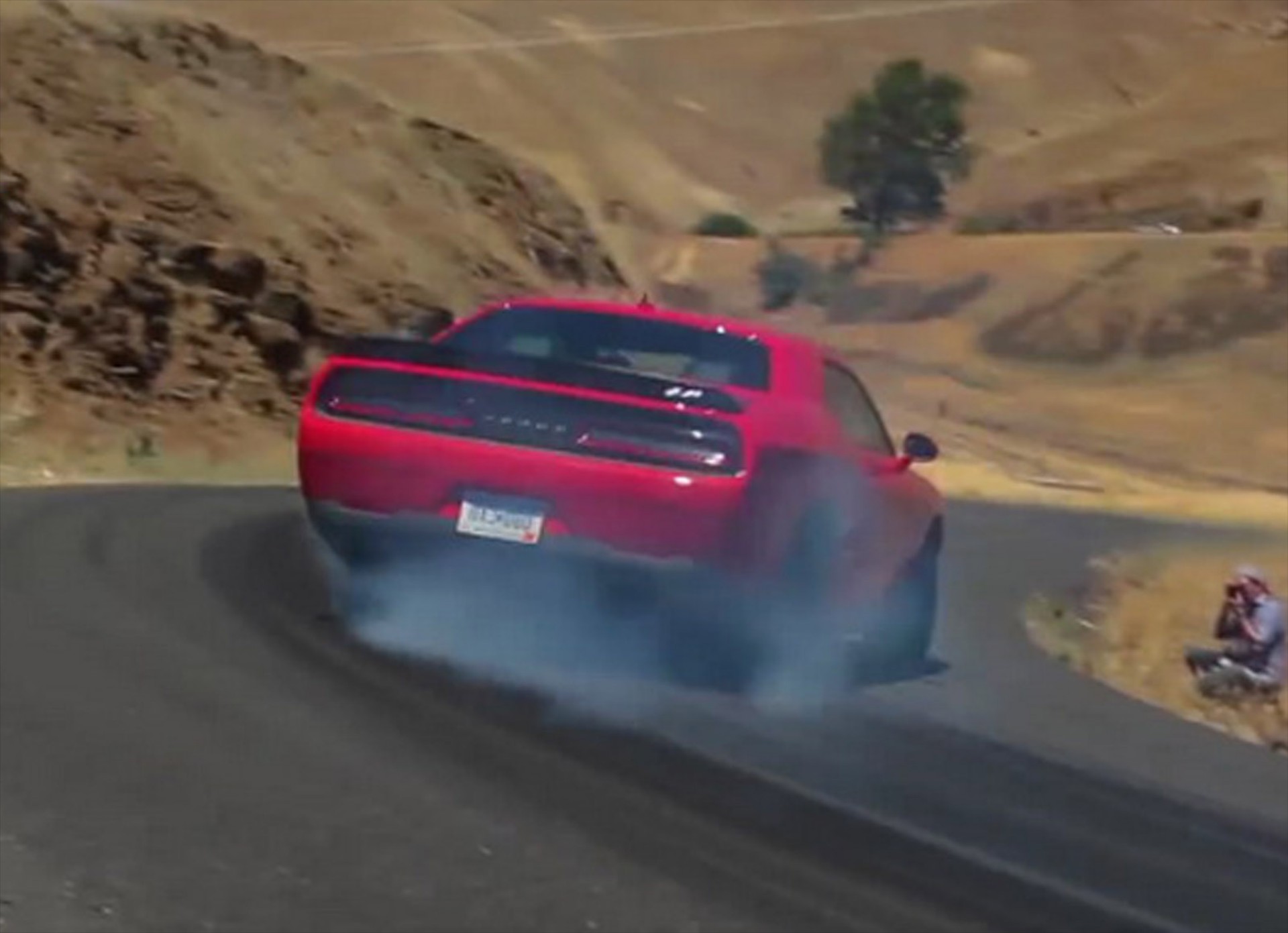 Dodge Challenger 707 ίππων πάει με το… «πλάι» (VIDEO)
