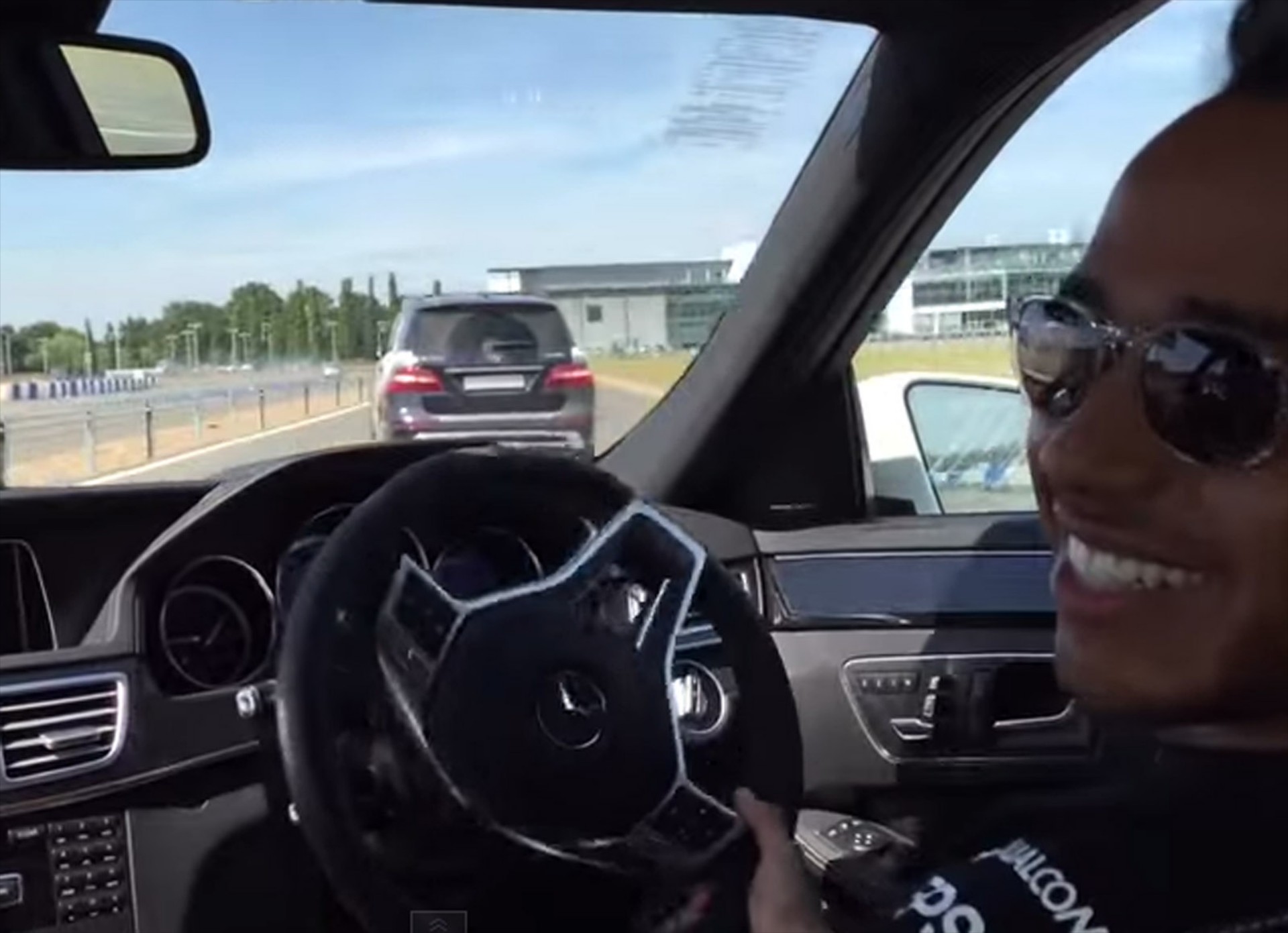 L.Hamilton driftάρει με μία E63 AMG (VIDEO)