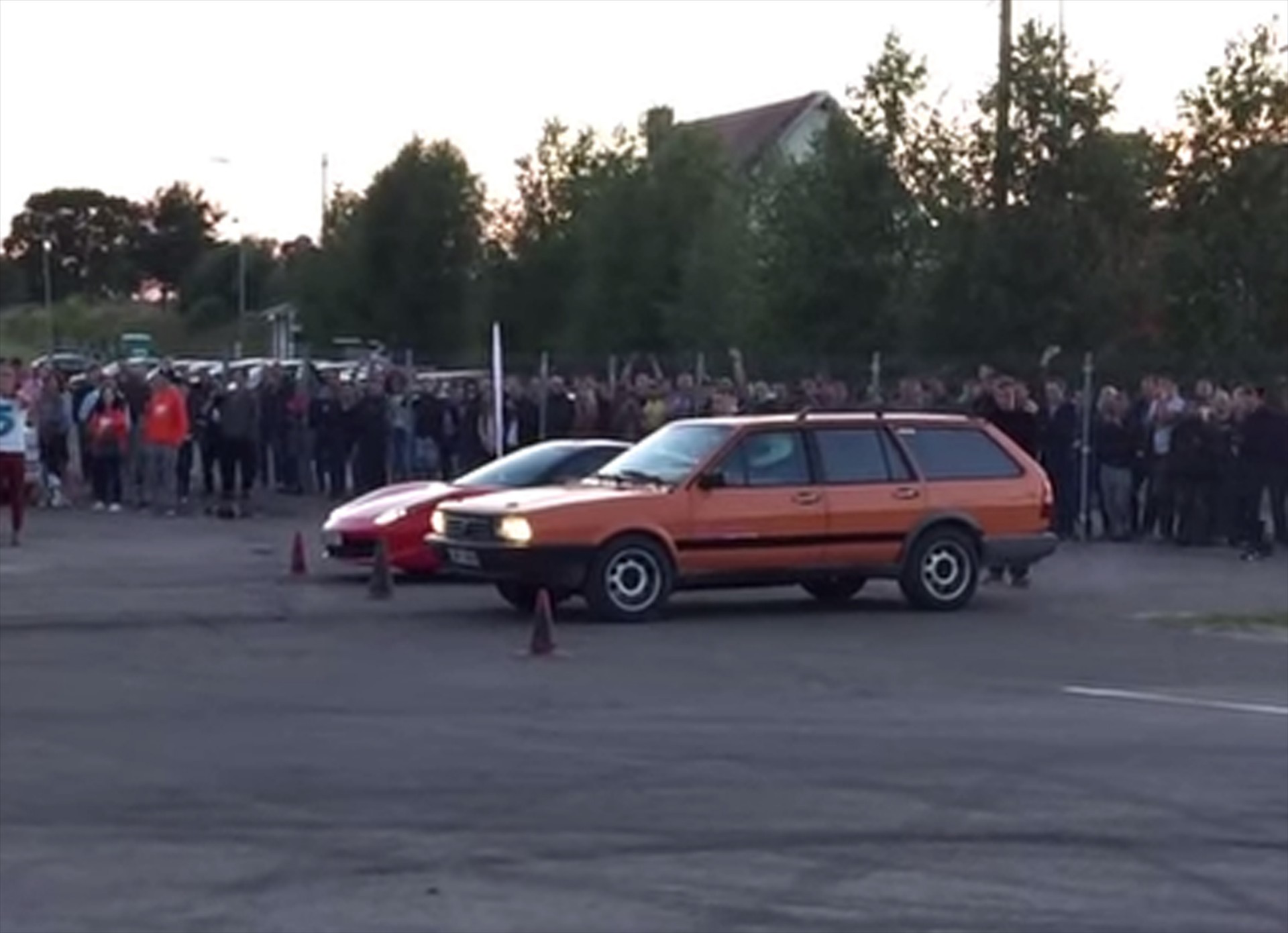 Passat diesel «τσαγιάζει» Ferrari 458 Italia (VIDEO)