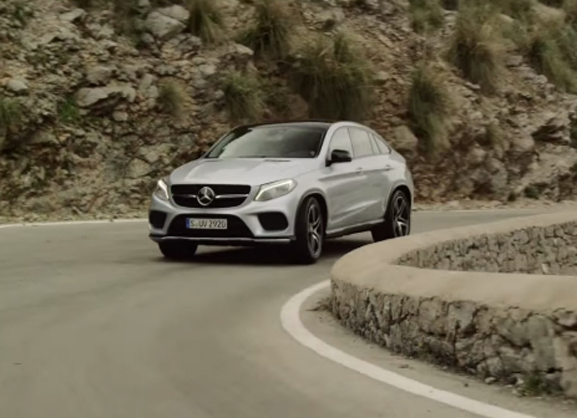 O L.Hamilton δοκιμάζει τη νέα Mercedes-Benz GLE Coupe (VIDEO)