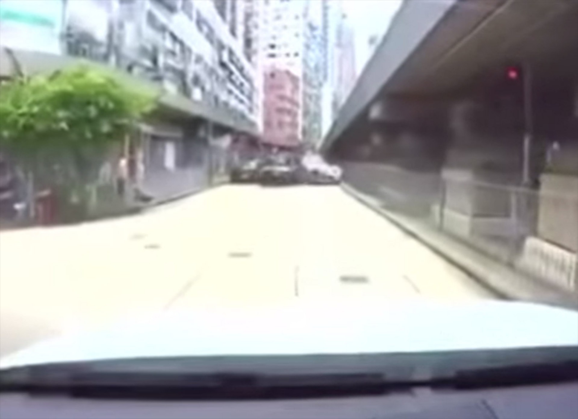 Μία Ferrari 458 Italia «σταματάει» πάνω σε van (VIDEO)