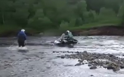 Διασχίζουν οι μοτοσικλέτες τα ποτάμια; (VIDEO)