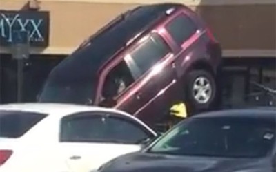 ΔΕΝ θέλει να του πάρει το αμάξι o γερανός! (VIDEO)