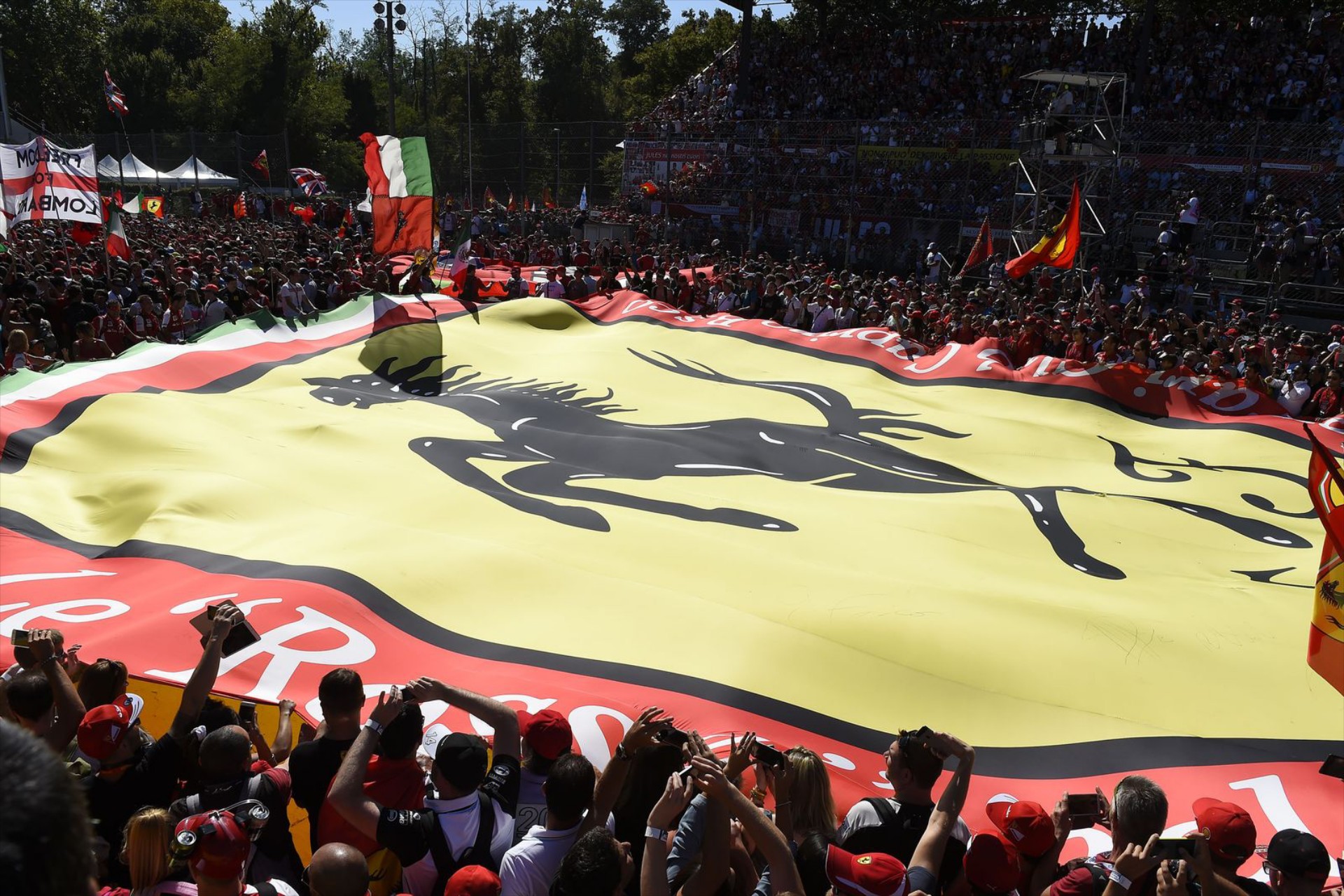 Videο: Monza και οι tifosi … μοναδικός συνδυασμός