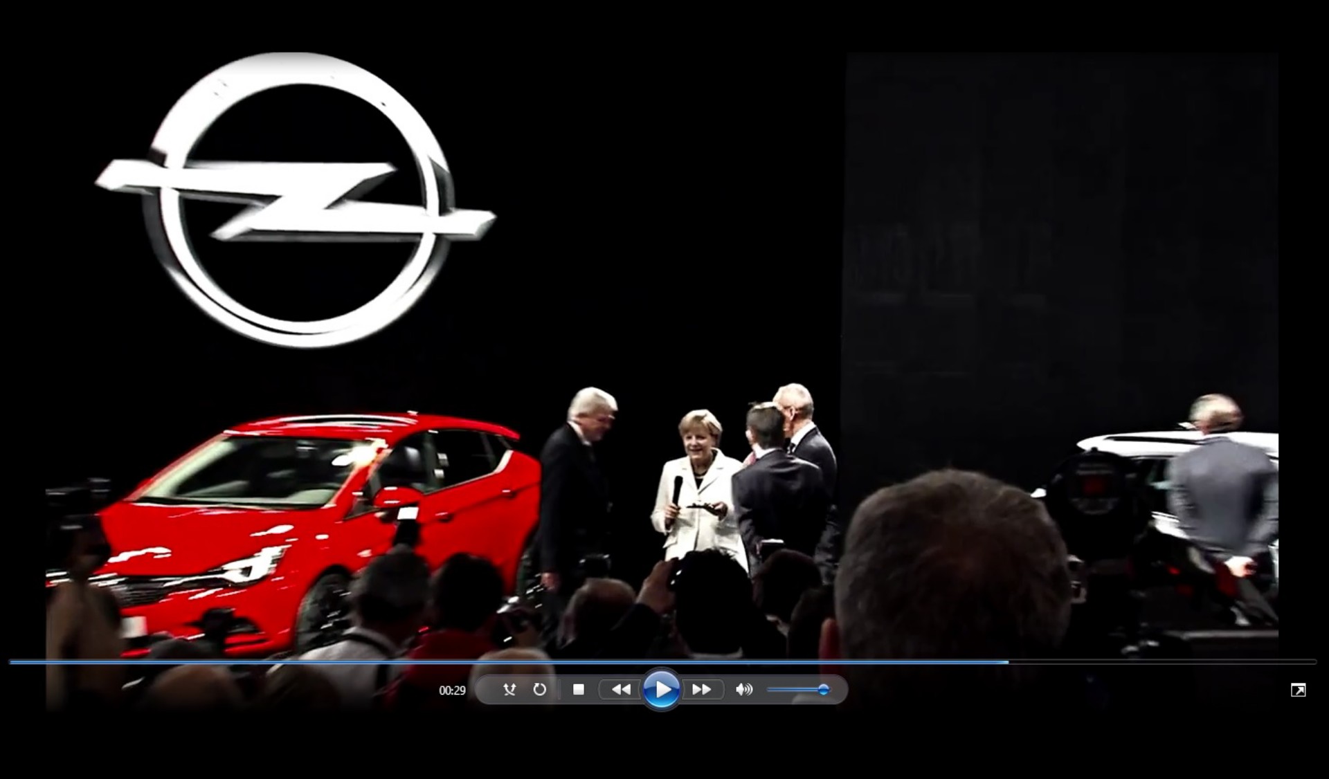 VIDEO: Η Merkel παραλαμβάνει το νέο Opel Astra
