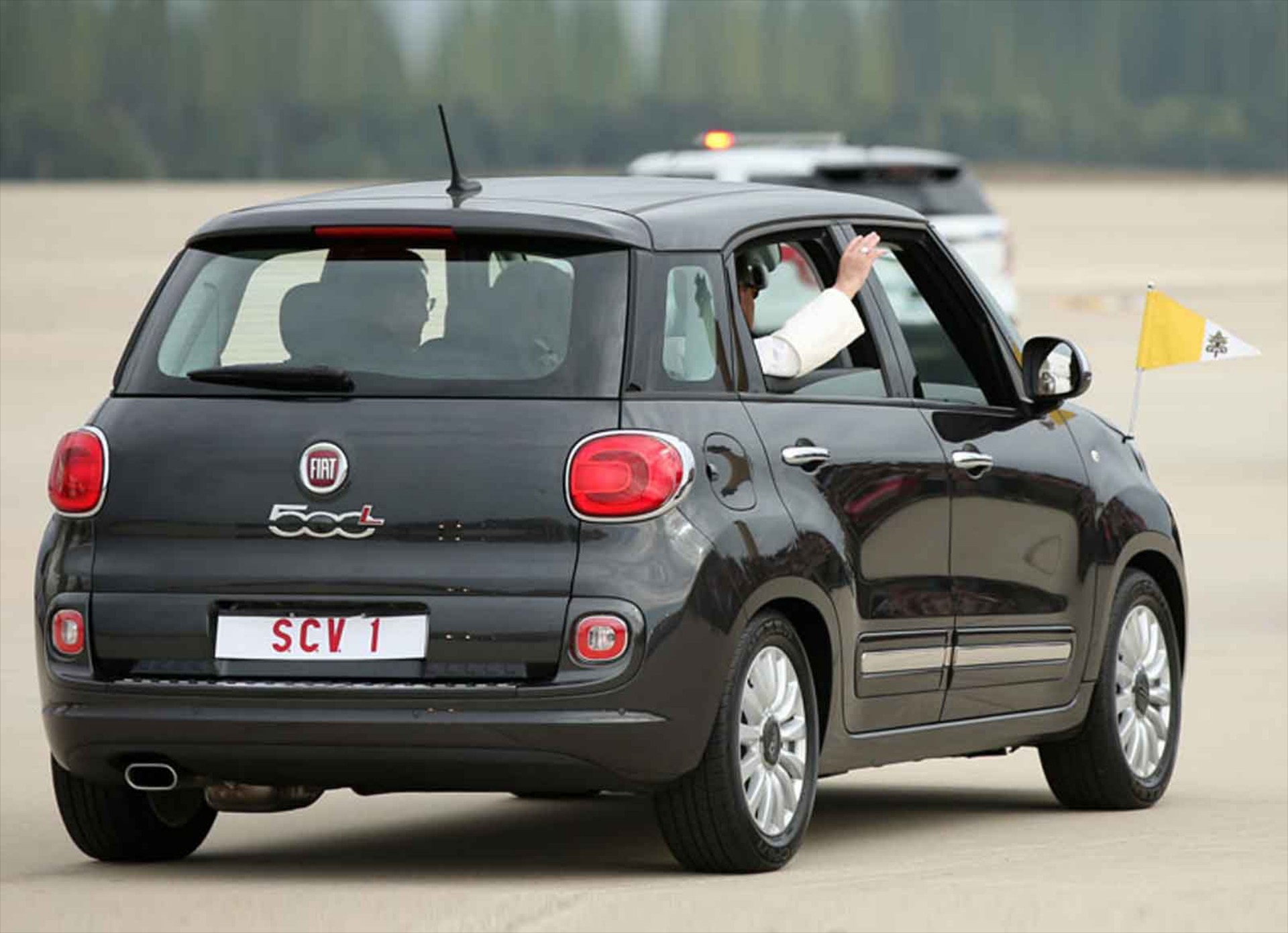 O Πάπας Φραγκίσκος με Fiat 500L (VIDEO)