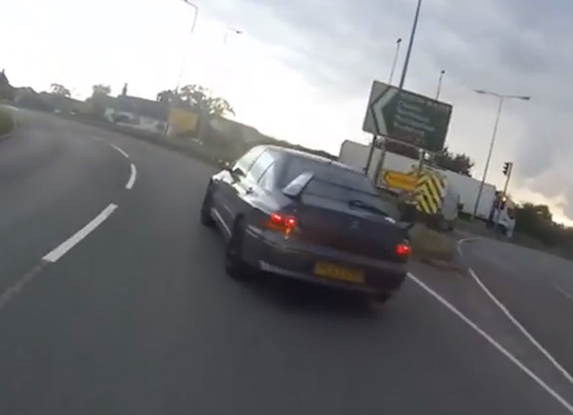 «Εξυπνάκιας» με Mitsubishi EVO (VIDEO)
