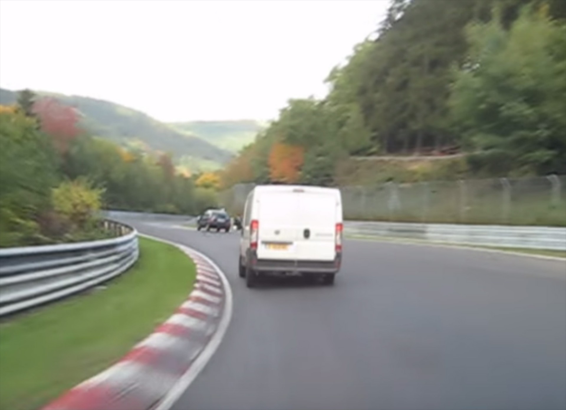 Nurburgring: Ένα Ducato «πιέζει» ένα Saxo (VIDEO)
