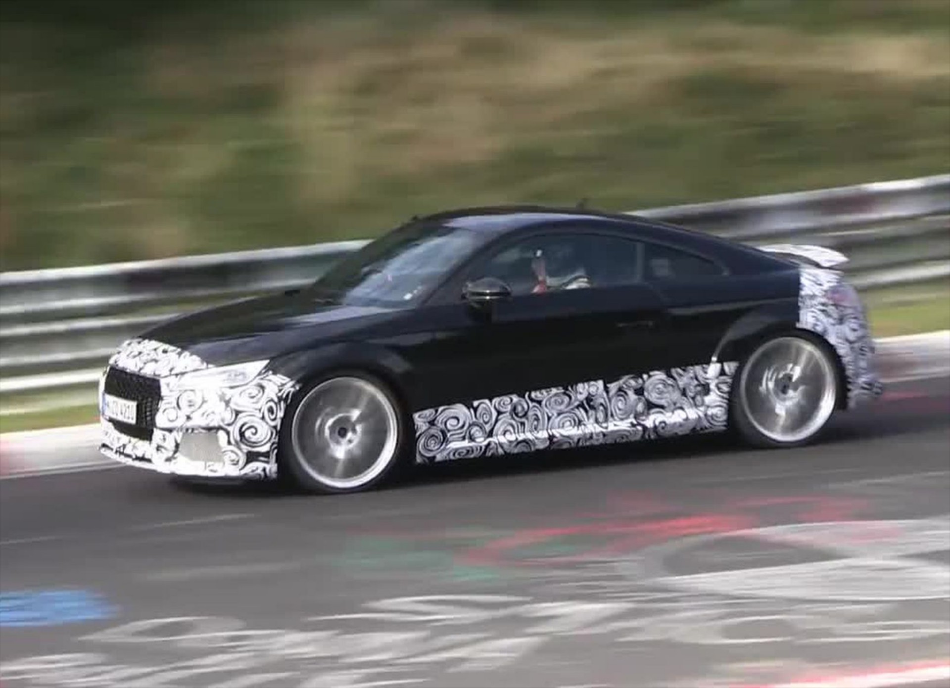 VIDEO: «Φωτιά» στο ‘Ring βάζει το νέο Audi TT RS