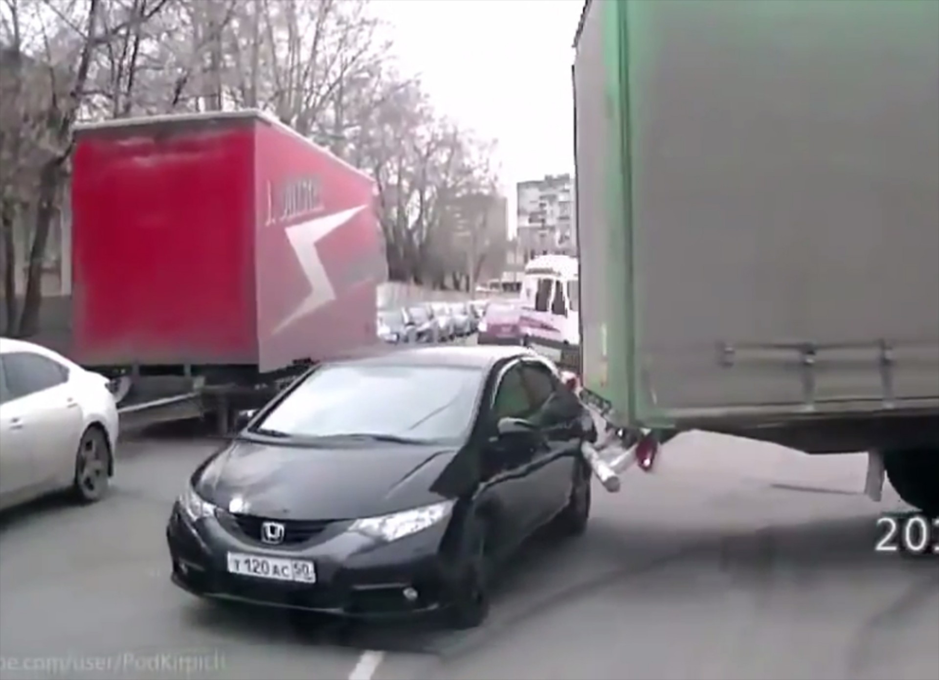 Φορτηγό «αρπάζει» καταλάθος ένα Honda Civic (VIDEO)