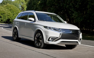 Το Outlander PHEV στην Αυτοκίνηση 2015
