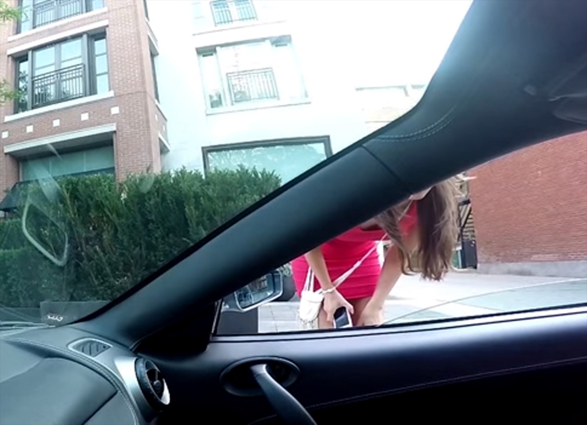 Όταν η κοπέλα έχει… αρχές! (VIDEO)