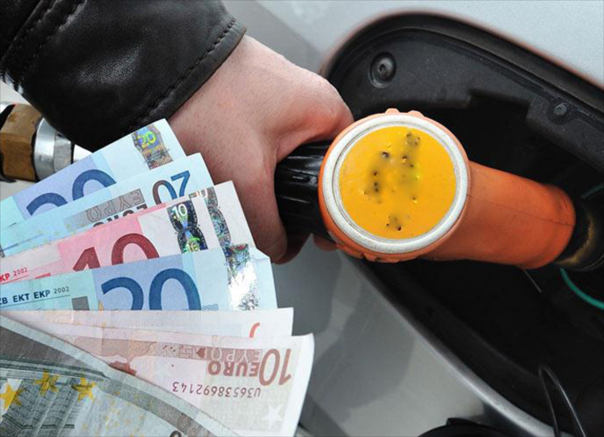 Μειώσεις στα τέλη, αυξήσεις στα καύσιμα για το 2017