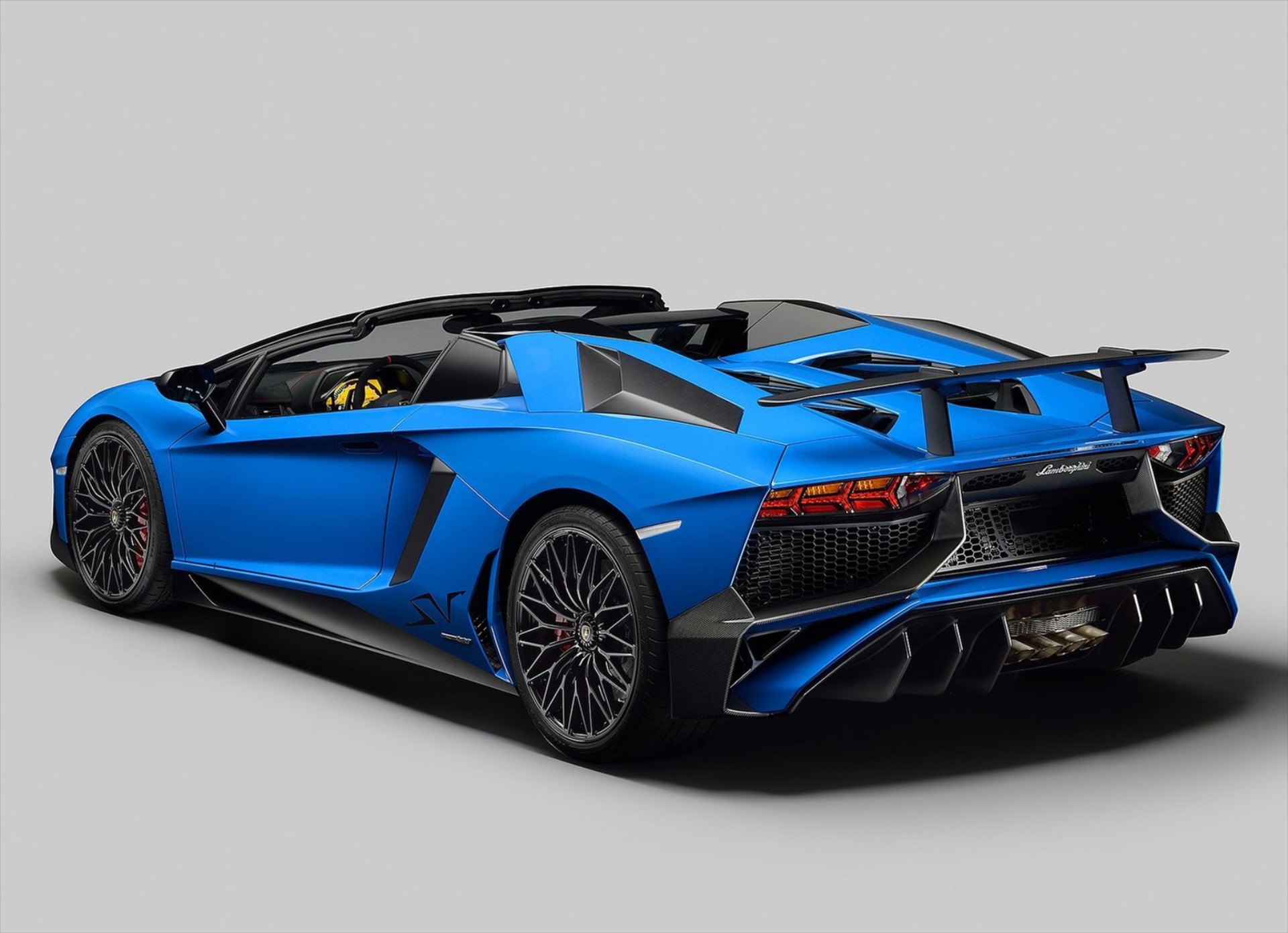 Aventador: Πολύ δυνατή για να γίνει πισωκίνητη