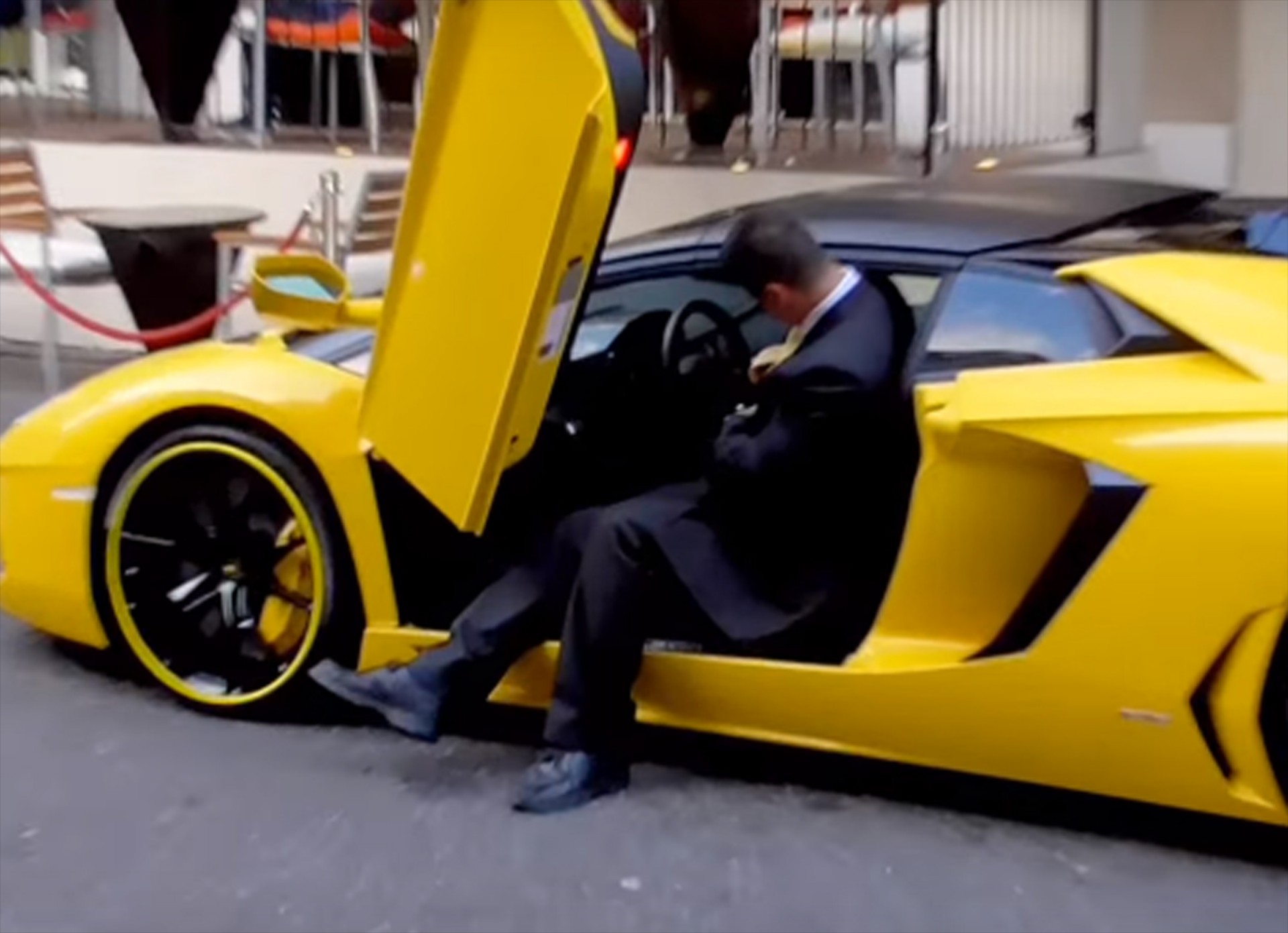 Παρκαδόρος δεν χωράει στην Aventador (Video)