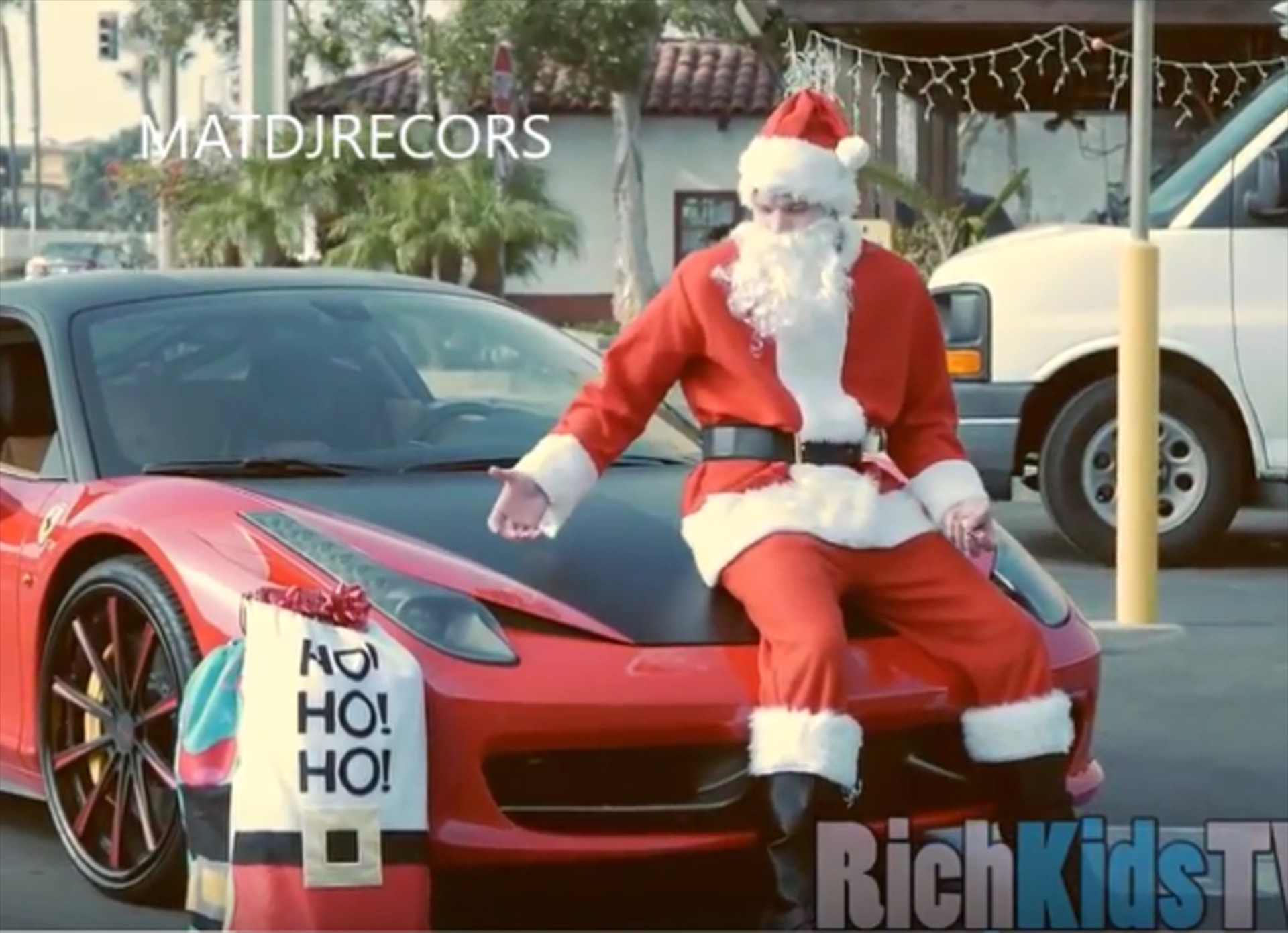 Ο Αγ.Βασίλης μοιράζει δώρα με Ferrari (Video)