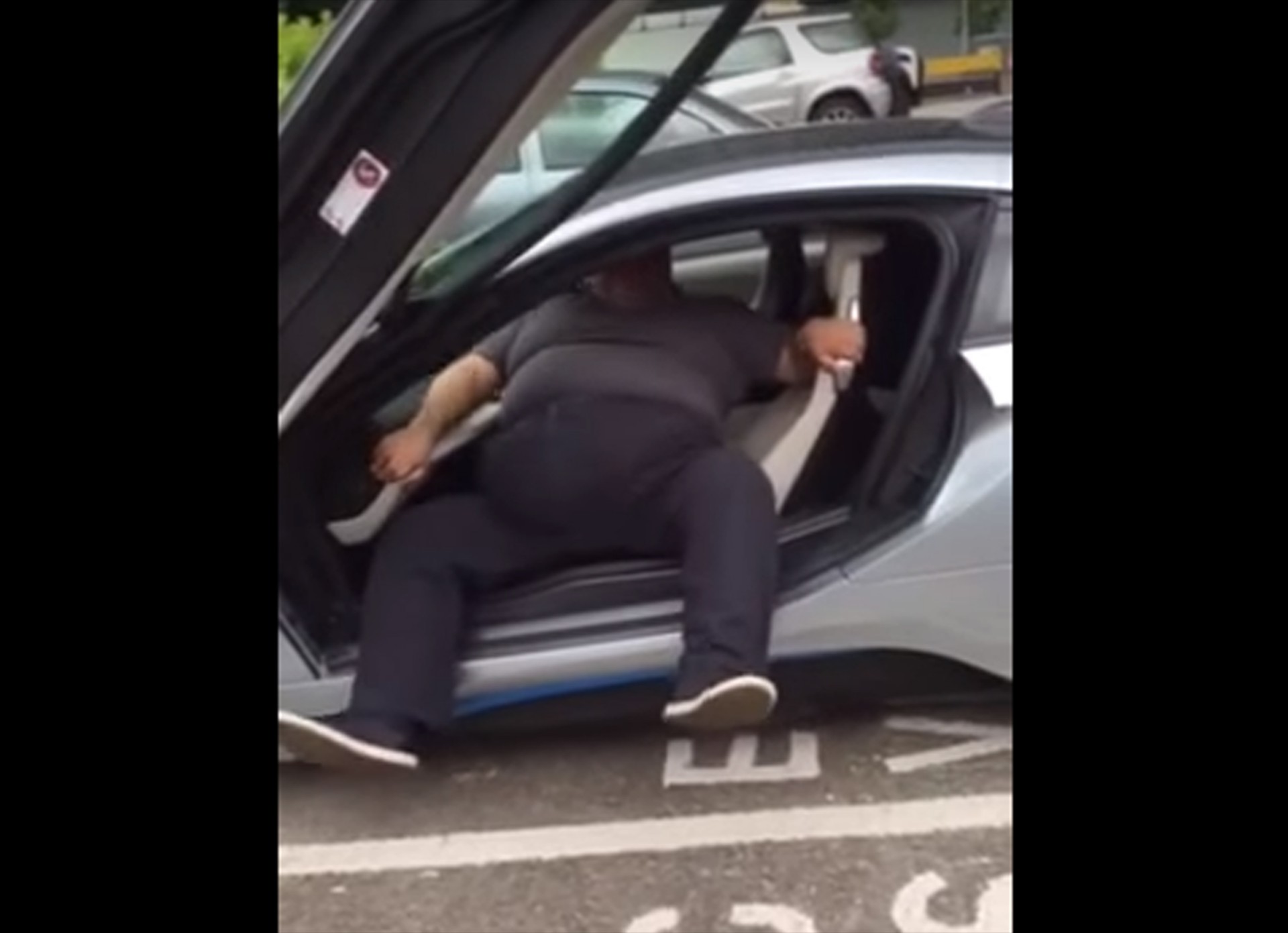 Εύσωμος τύπος προσπαθεί να βγει από BMW i8 (Video)