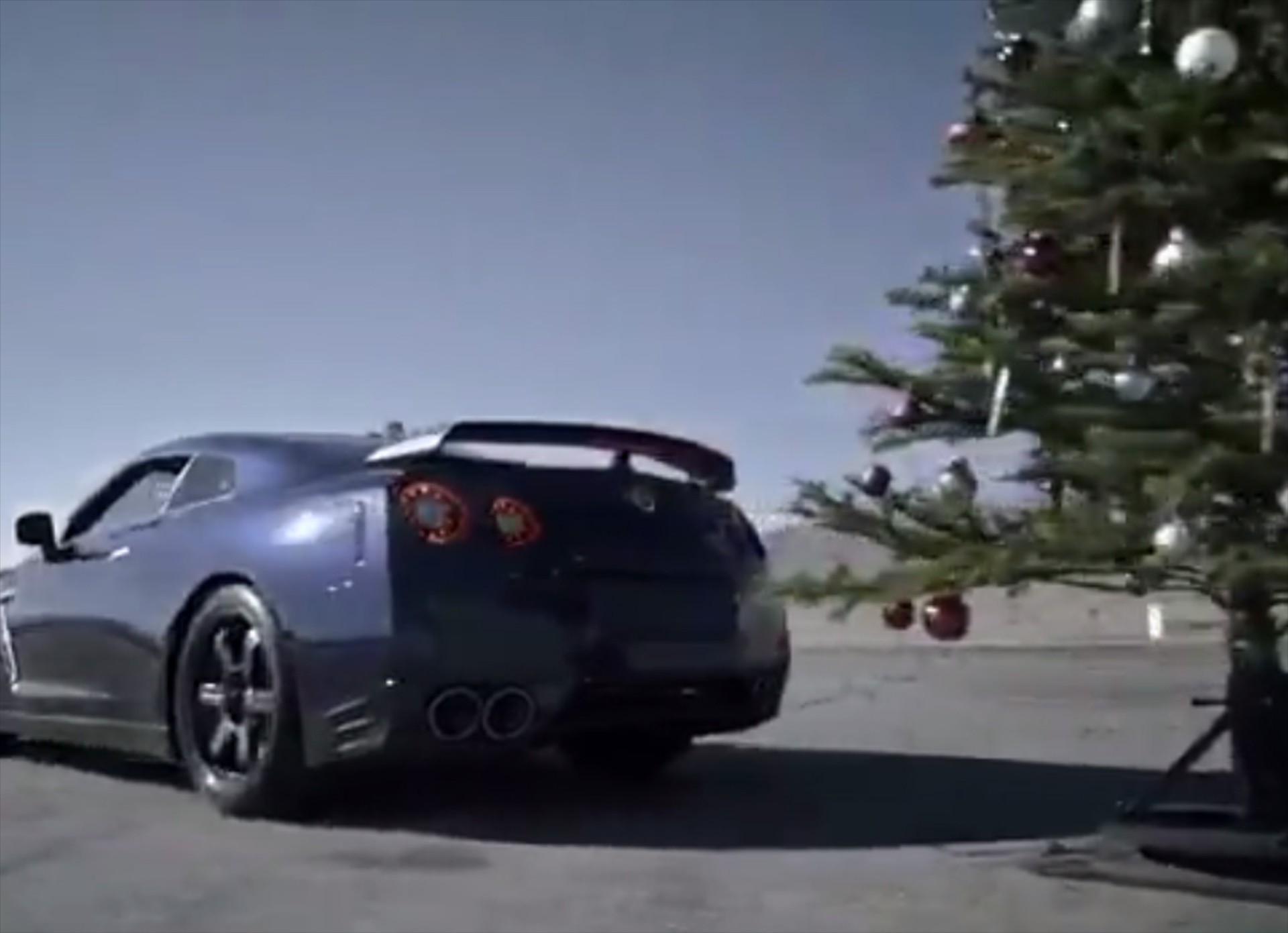 Είναι και αυτός τρόπος ξε-στολίσματος (Video)