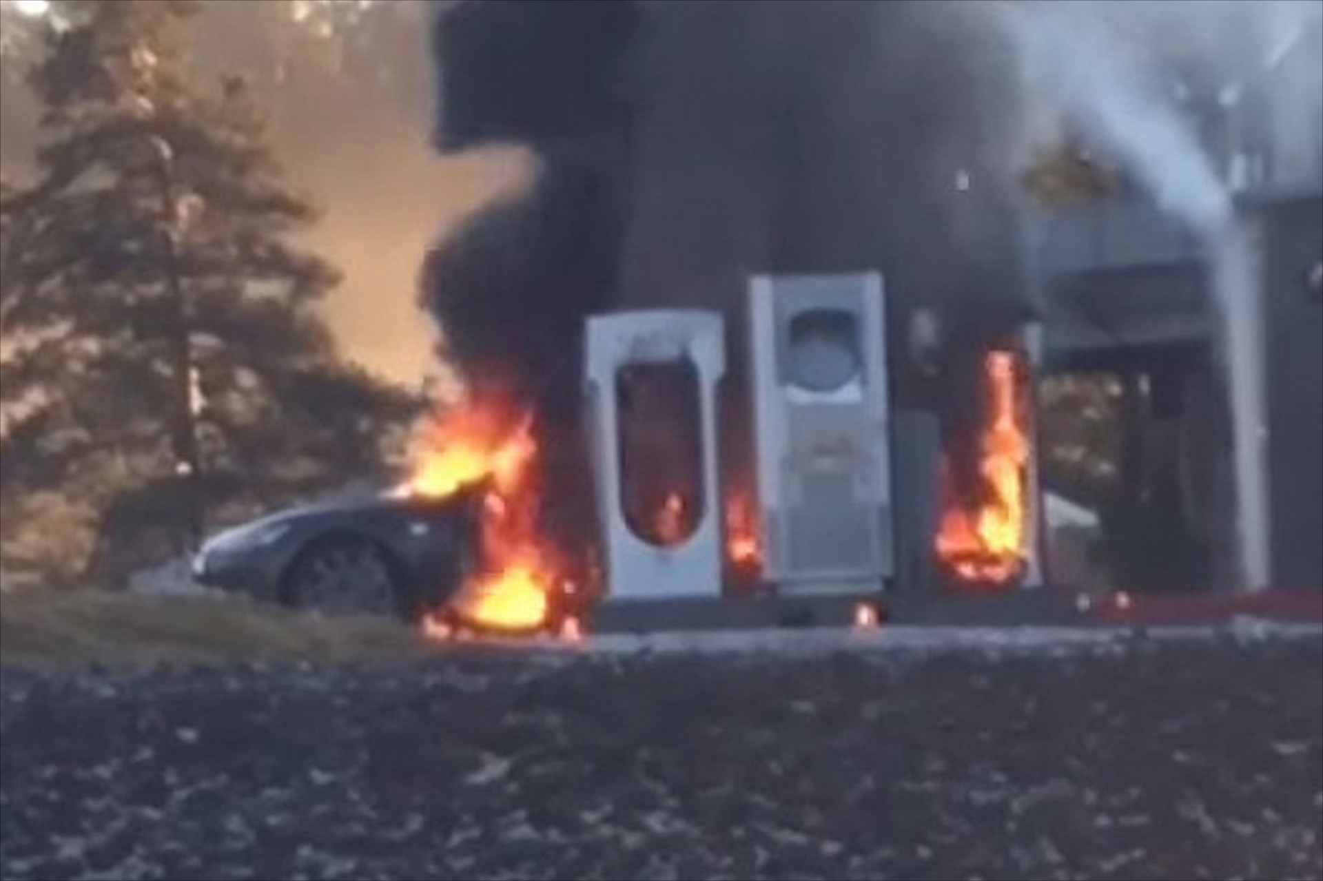 Video: Tesla έπιασε φωτιά σε σταθμό ταχείας φόρτισης

