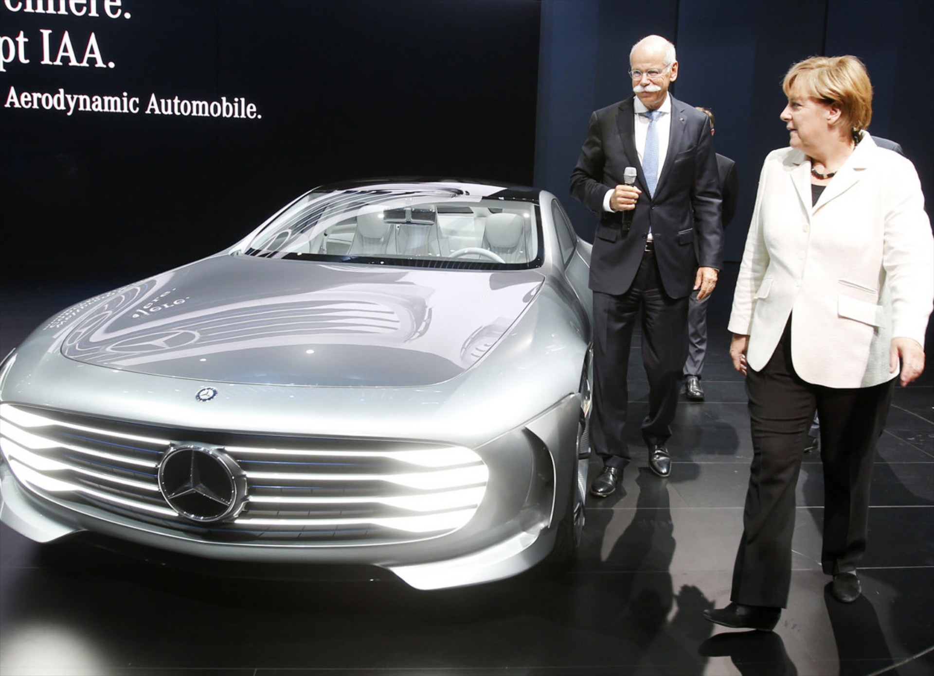 H Daimler εντυπωσιάστηκε με Apple & Google