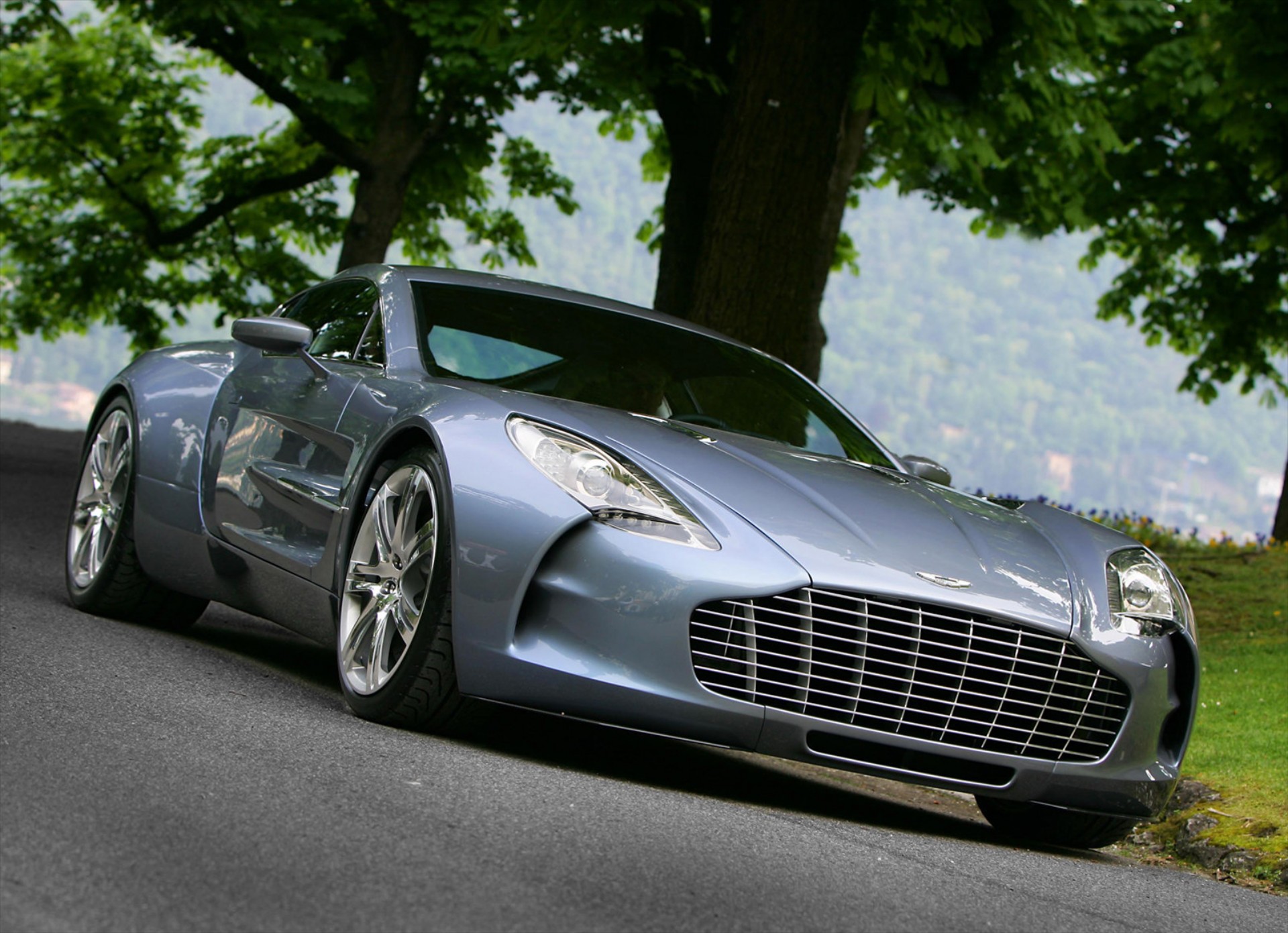 Μια Aston Martin αναστατώνει το Μονακό (video)