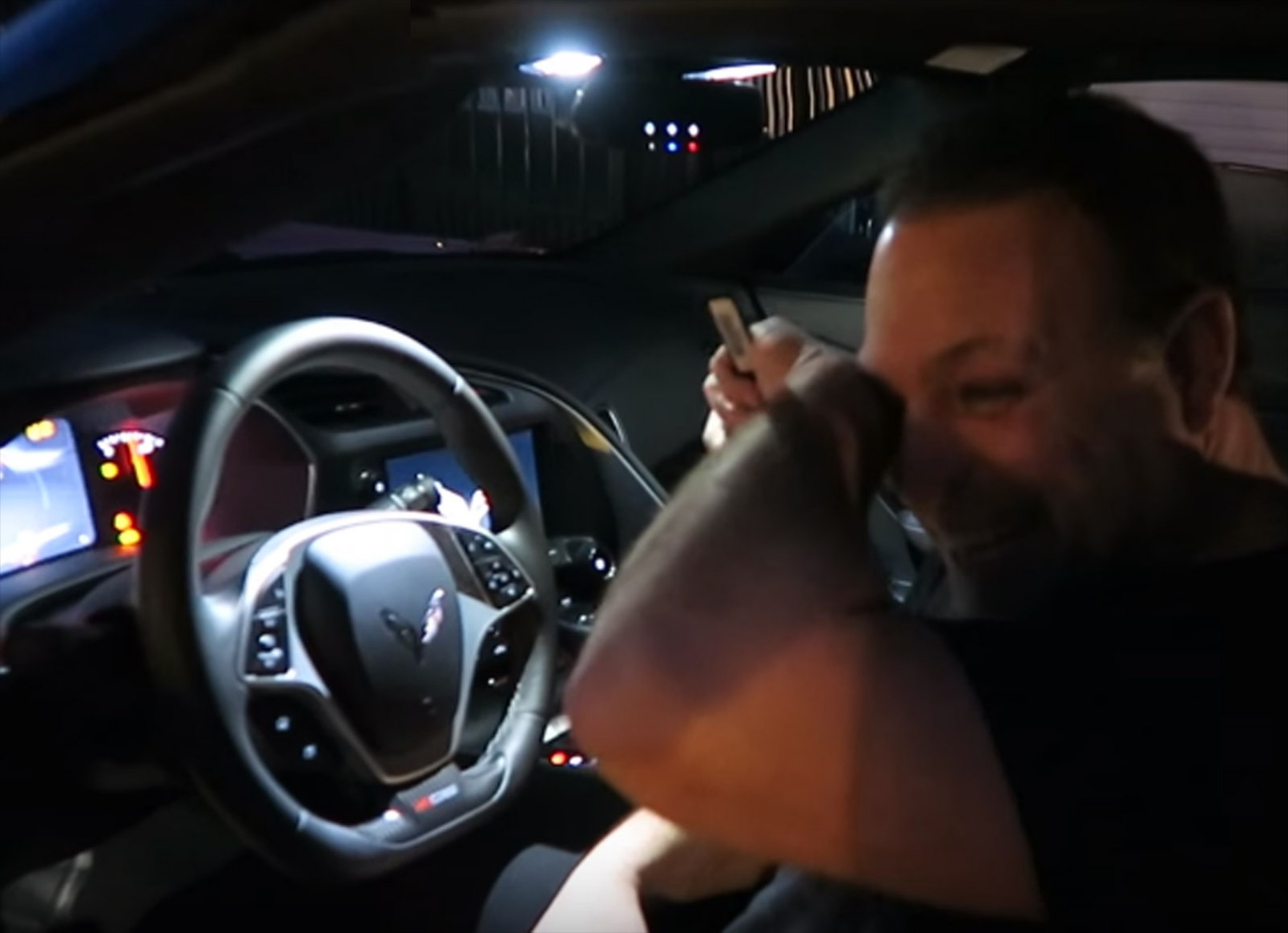 Αγόρασε δώρο στον μπαμπά του μία Corvette Z06 (video)