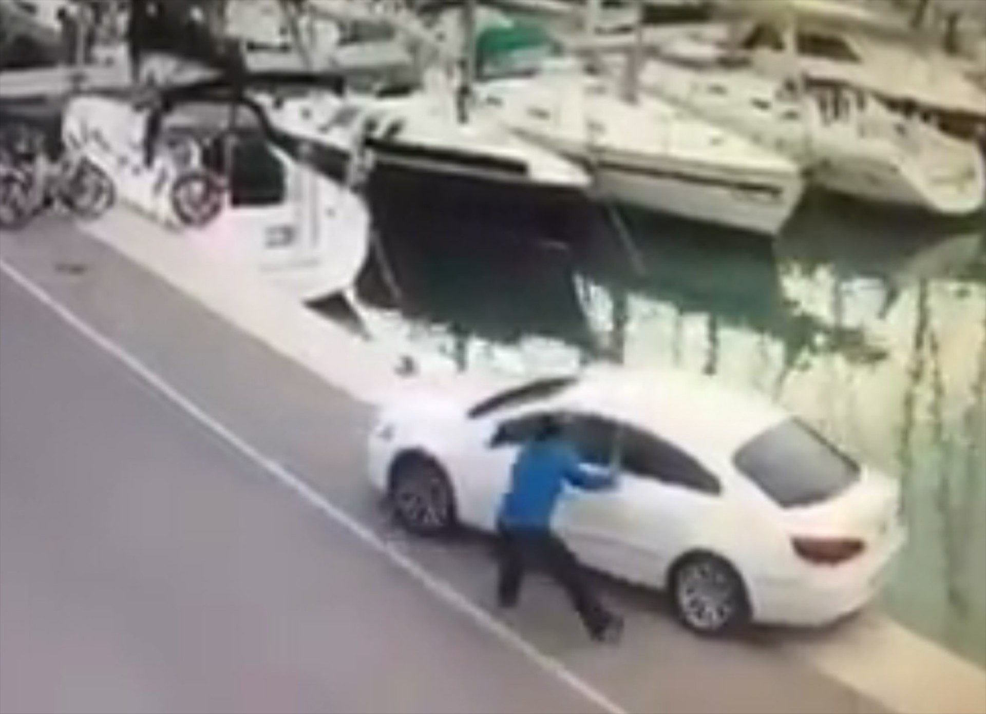 Και… μπλουμ μέσα στο νερό! (video)