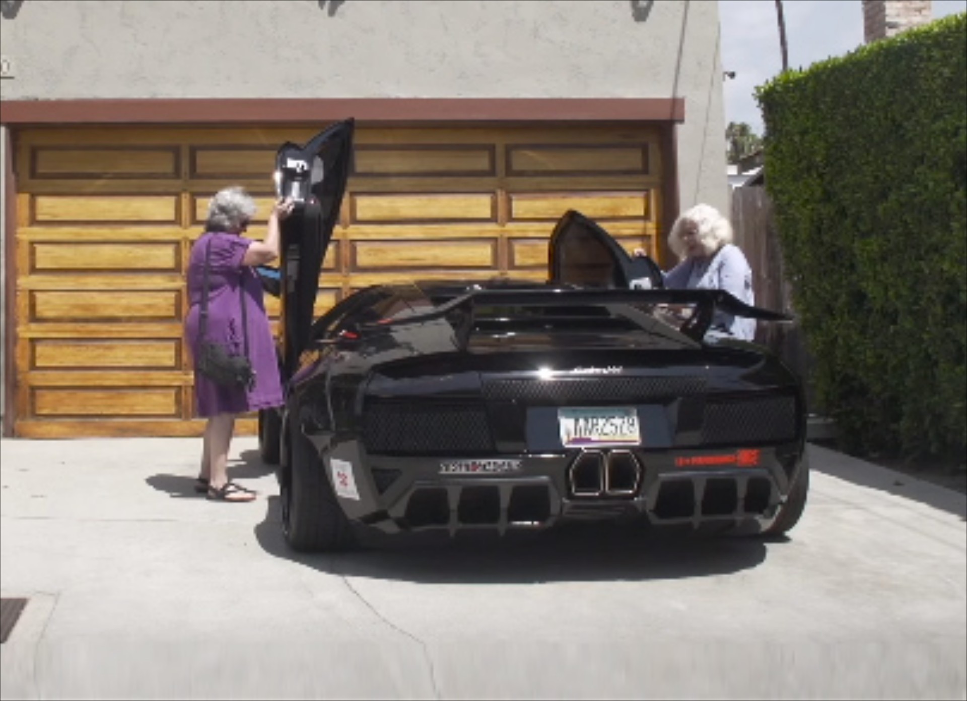 2 γιαγιάδες πάνε βόλτα με μία Lamborghini (video)