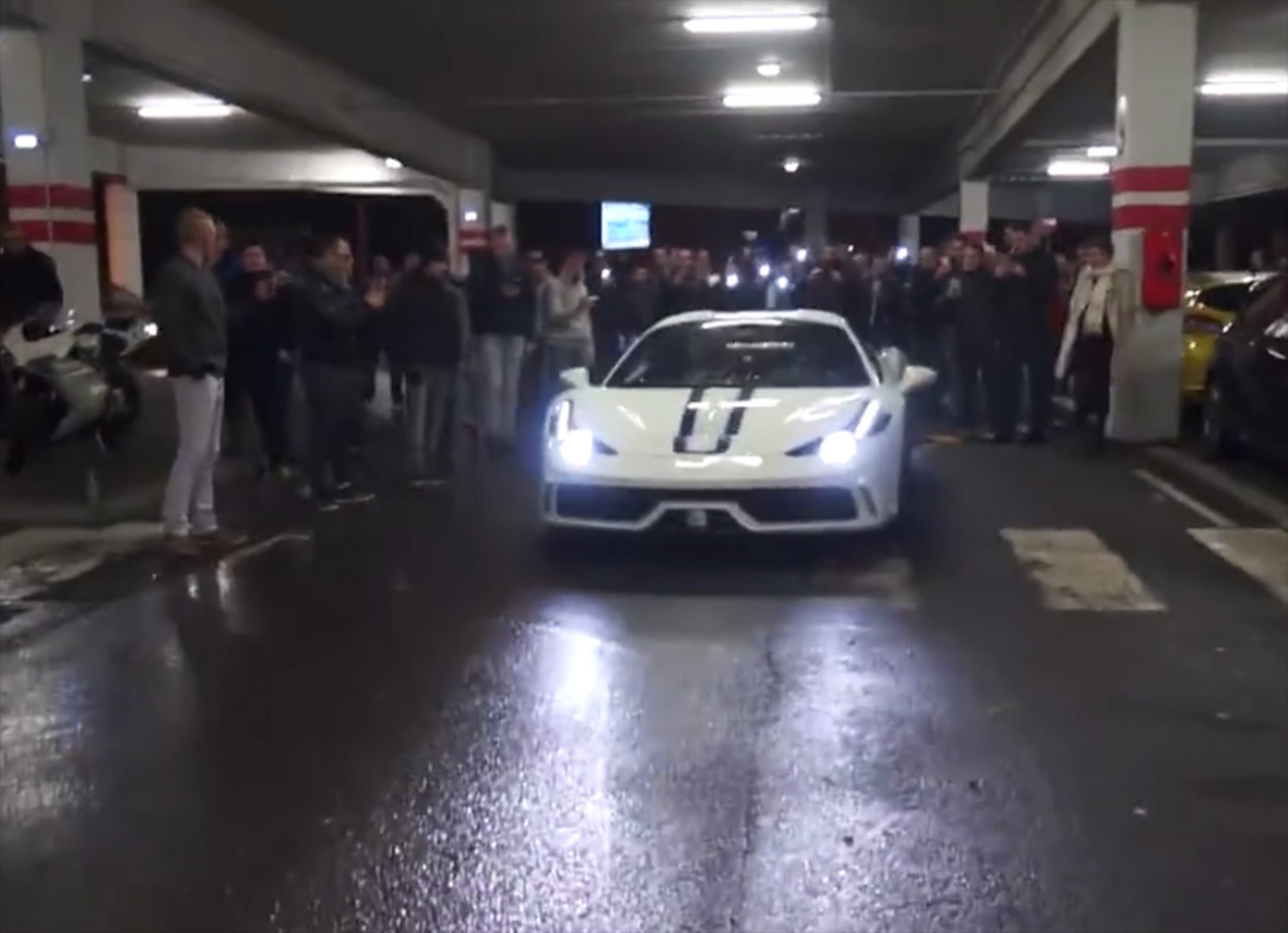 Τι συμβαίνει όταν 2 supercars κάνουν τη… διαφορά (video)
