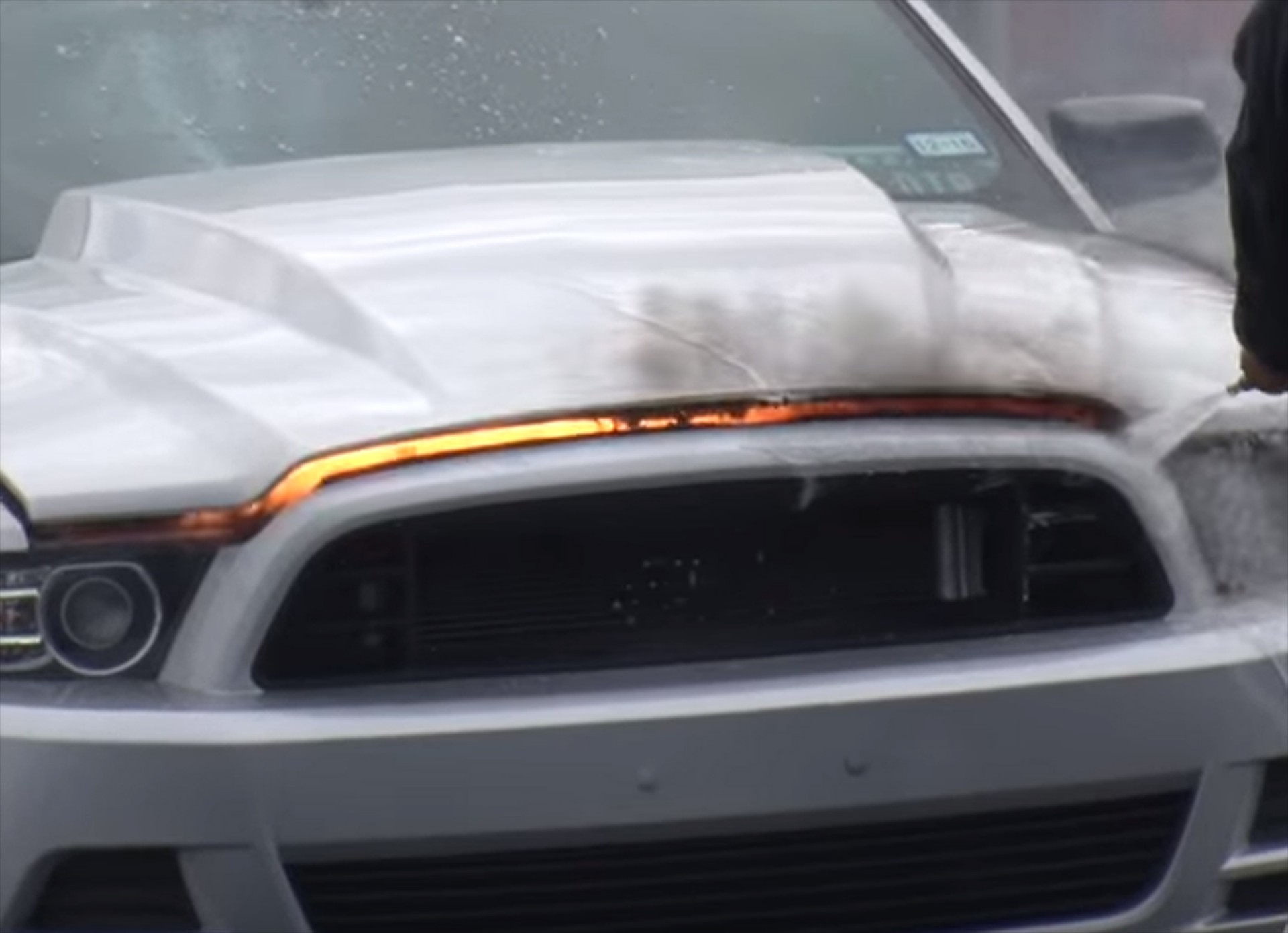 Κατακα(η)μένη Mustang (video)